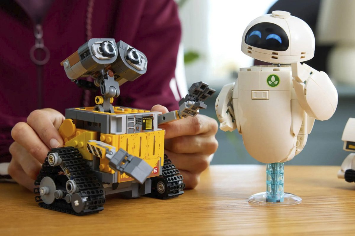 LEGO выпустила новый набор с WALL‑E и EVE из культового мультфильма Pixar «ВАЛЛ‑И». Это первое возвращение героев в формат конструктора за последние десять лет.  Смотреть →   Горящая изба