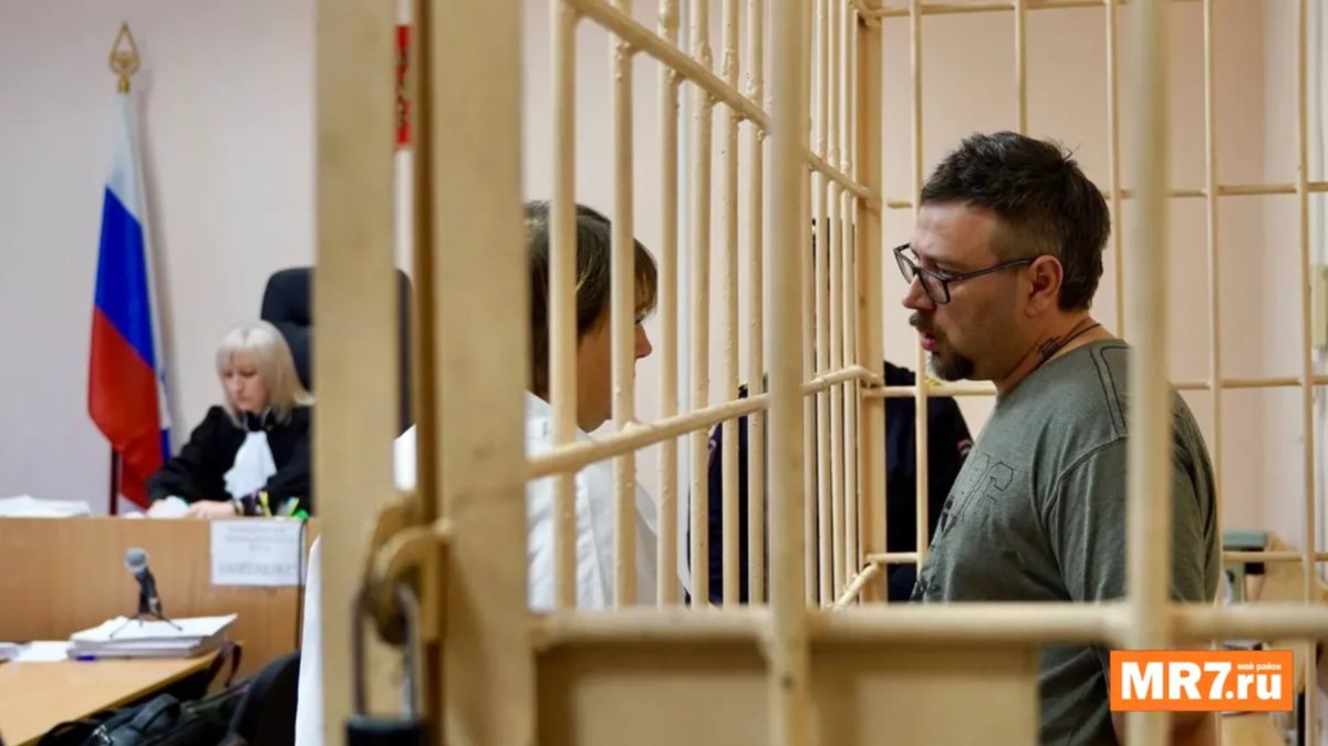 Бывший медиаменеджер Пригожина Илья Горбунов заявил, что помогал Малькевичу на выборах Илья Горбунов — бывший сотрудник медиаструктур Евгения Пригожина. Его обвиняют в вымогательстве крупной суммы около десяти миллионов рублей у Александра Малькевича, на тот момент — кандидата в депутаты Госдумы. По версии следствия, Илья Горбунов угрожал Малькевичу распространением порочащих сведений. 6 мая в открытом режиме прошло судебное заседание по уголовному делу Ильи Горбунова. Он отметил, что во время встречи Малькевич передал деньги Горбунову, которые тот якобы не собирался забирать. По его версии, он положил деньги рядом и хотел вернуть их, а потом оформить сотрудничество официально — через безналичный расчёт. Он также сообщил, что при себе имел проект договора о сотрудничестве, однако его оперативники якобы отказались приобщать к делу при задержании. Подробнее — на сайте Лениздата Фото: Павел Даиси / MR7