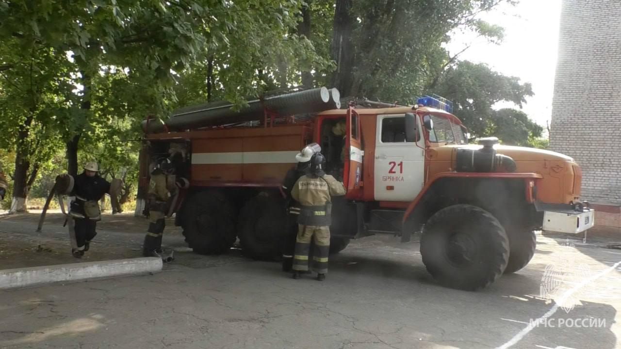 На пожаре в Брянке МЧС России эвакуировали 4 человек. В службу 101 поступило сообщение о том, что в 4 мкр-не, в одном из многоэтажных домов, валит сильный дым из квартиры на 1 этаже. Первый пожарный расчет прибыл в течение 9 минут на место происшествия. К работе тут же приступило звено газодымозащитной службы. Силами спасателей из подъезда были эвакуированы четверо человек 1 из них – ребенок . В ходе разведки выяснили, что горят диван и домашние вещи на площади 5 квадратов в одной из комнат. К тушению пожара привлекались 6 человек и 2 единицы техники 21 пожарно-спасательной части. Причина произошедшего будет установлена органами дознания МЧС России. ГУ МЧС России по Луганской Народной Республике