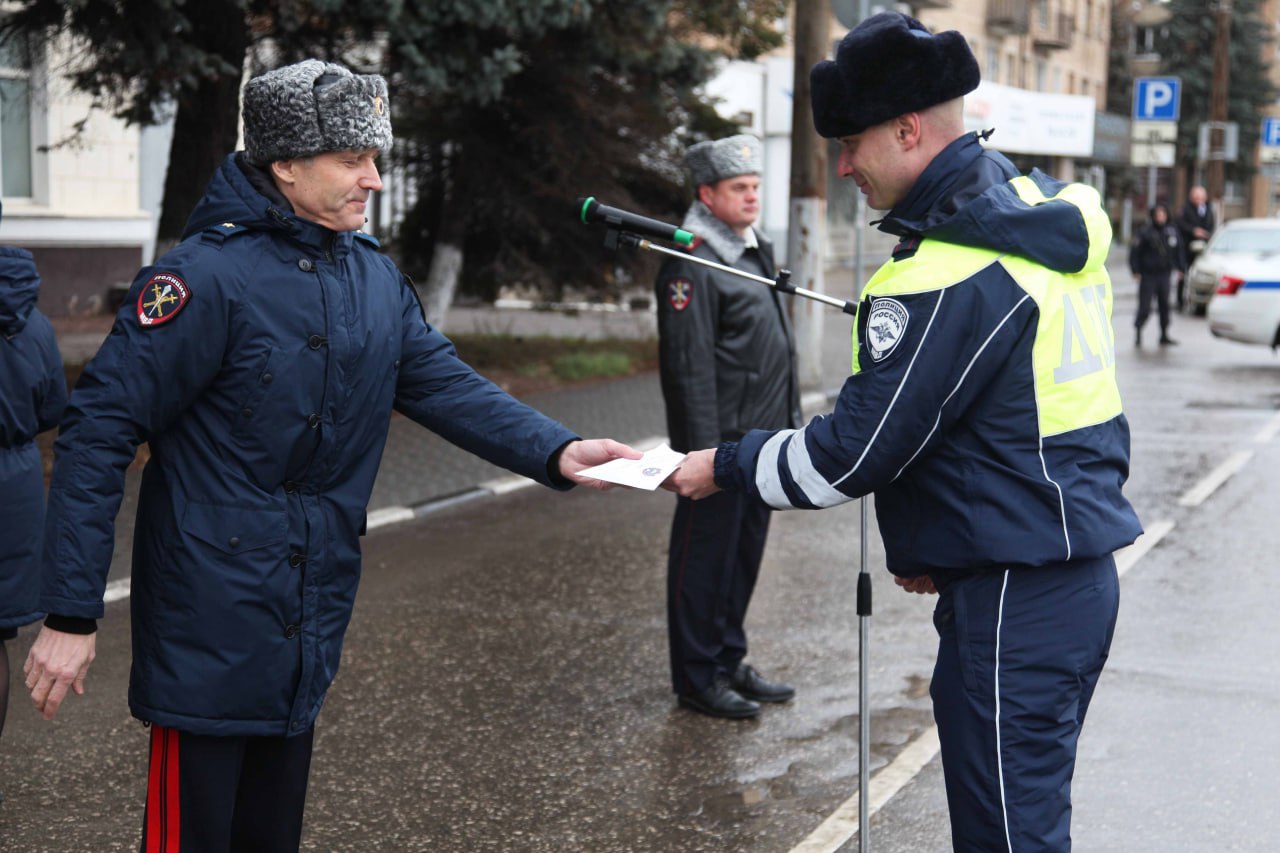 Тульским полицейскими торжественно вручили ключи от новых служебных автомобилей   В преддверии Дня сотрудника органов внутренних дел в УМВД России по Тульской области в праздничной обстановке прошло торжественное вручение ключей от нового служебного автотранспорта. В мероприятии приняли участие руководители регионального УМВД, строевых, структурных подразделений и территориальных органов МВД России на районном уровне, председатель Общественного совета при ведомстве Игорь Крюков, представители духовенства.  Автопарк тульской полиции пополнился на 21 автомобиль «Haval F7X», Lada Granta, ГАЗель Next, УАЗ «Патриот». Сотрудники на новых машинах будут нести службу в подразделениях Госавтоинспекции, конвойной и кинологической службы. Новые транспортные средства имеют всё необходимое оборудование для обеспечения безопасности дорожного движения, выявления и пресечения правонарушений.  Начальник регионального УМВД Андрей Даценко, вручая ключи, выразил уверенность, что пополнение автопарка скажется положительно на повышении эффективности работы тульской полиции, позволит более качественно обеспечивать правопорядок и спокойствие граждан в нашем регионе, оперативно приходить на помощь всем, кто в ней нуждается.  Андрей Даценко осмотрел транспортные средства и пожелал сотрудникам полиции хорошей и безопасной службы на новых автомобилях.  Член Общественного совета протоиерей Виктор Матвеев, совершая чин благословения и освящения новых автомобилей, отметил важность миссии сотрудников полиции как защитников закона и Отечества.  После церемонии вручения сотрудники полиции на новых автомобилях отправились по местам несения службы.  #МВД #МВДРоссии #Полиция #ПолицияРоссии #Police #RussianPolice #Russia #ТульскаяПолиция