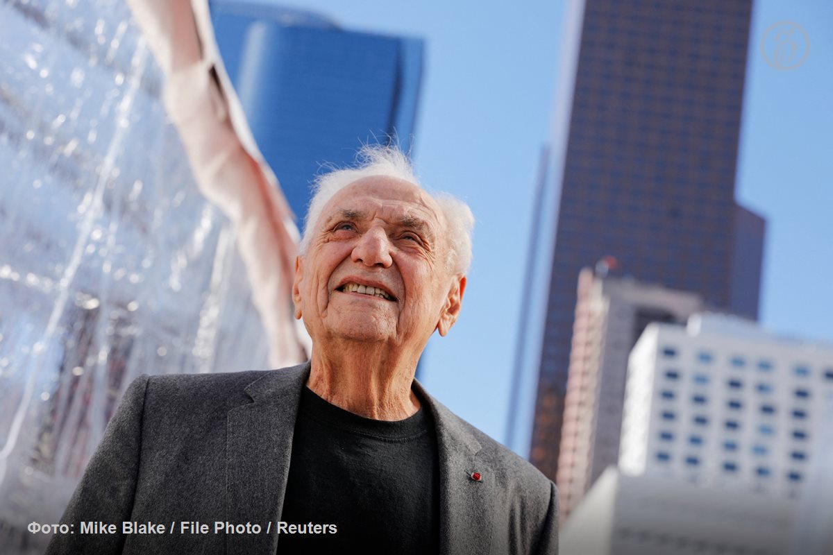 Его здания танцуют вальс его небоскребы выглядят будто оплавленными паяльной лампой его музеи и концертные залы больше напоминают скульптуру чем архитектуру В возрасте 96 лет умер американский архитектор Фрэнк Оуэн Гери Он спроектировал Музей Гуггенхайма в Бильбао танцующий дом в Праге концертный зал Уолта Диснея в Лос Анджелесе и здание фонда Louis Vuitton в Париже Каким был Фрэнк Гери в материале Ъ kommersant