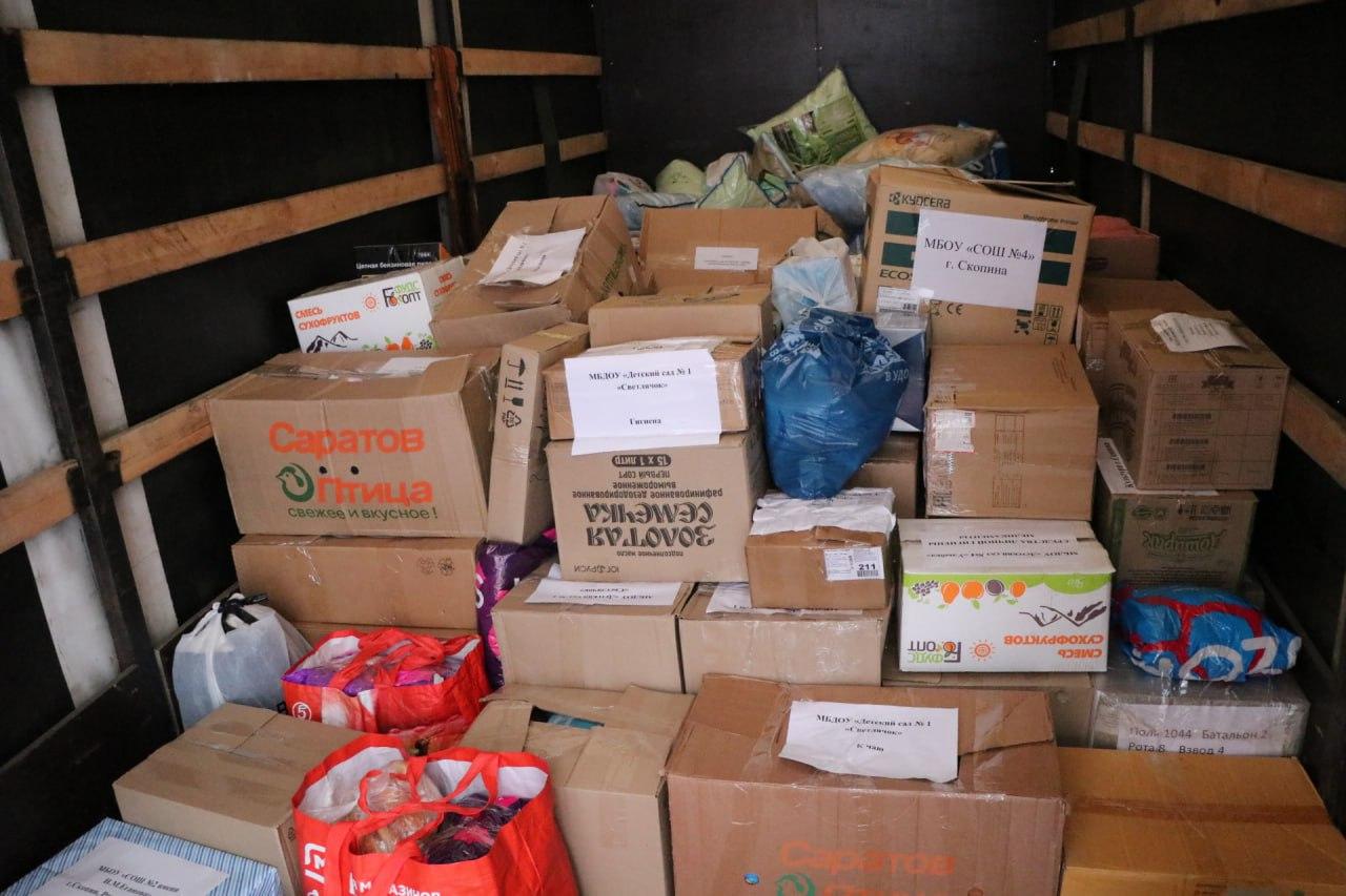 В Херсонскую область отправилась гуманитарная помощь от рязанцев В Скопинском районе Рязанской области собрали гуманитарную помощь для жителей подшефных херсонских муниципалитетов В сборе очередного гуманитарного груза приняли участие администрация Скопинского района предприятия организации школьники воспитанники детских садов и неравнодушные граждане В его составе продукты постельное белье садовый инвентарь газонокосилки и генераторы Эта инициатива стала частью большой работы нашего региона по поддержке жителей на присоединенных территориях Рязанцы ремонтируют школы детские сады восстанавливают коммунальную инфраструктуру помогая херсонцам наладить мирную жизнь отметил глава администрации Михаил Ромодин Груз после получения будет распределяться на разные муниципалитеты в зависимости от текущих потребностей