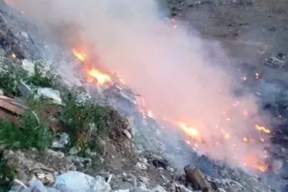 С ночи 8 августа, после ликвидации пожара на Нубарашенской свалке, мэрия Еревана совместно со Спасательной службой МВД продолжает проводить противопожарные и профилактические мероприятия.   Как сообщили Арменпресс в мэрии Еревана, подведомственные мэрии структуры и специализированные подразделения работают в круглосуточном режиме, обеспечивая постоянный мониторинг и контроль территории для исключения повторных вспышек.   На месте также дежурила Спасательная служба МВД. Мэрия выделила для работ около 30 единиц техники, которая используется для проведения земляных работ по закрытию слоев мусора и недопущению повторного возникновения очагов возгорания.