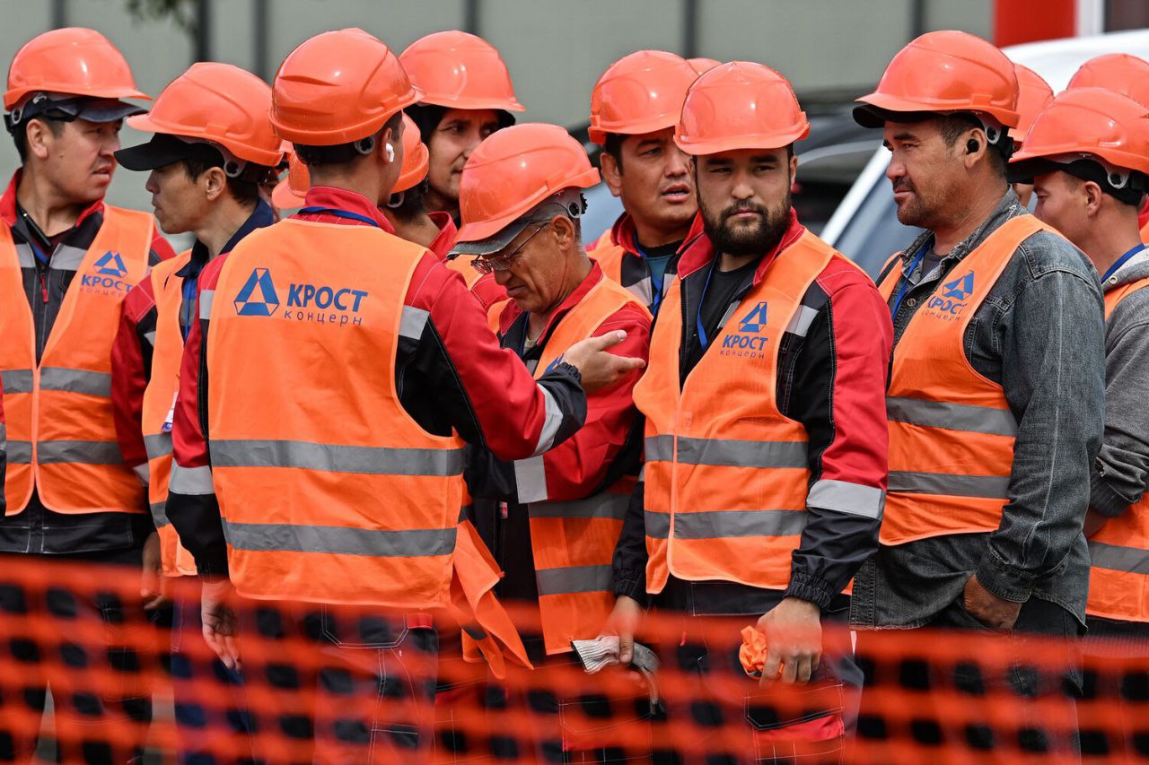 В РФ с 2027 года может быть запущен пилотный проект по целевому набору иностранных работников сообщает издание Коммерсант со ссылкой на источники Трудовые мигранты будут проходить всю нужную проверку дома и приезжать в Россию к конкретным работодателям Как следует из проекта плана по Концепции миграционной политики на 2026 2030 годы законопроект с основами набора будет подготовлен МВД Минтруд ФСБ и ФНС до 1 июня 2026 года Caucasian bureau