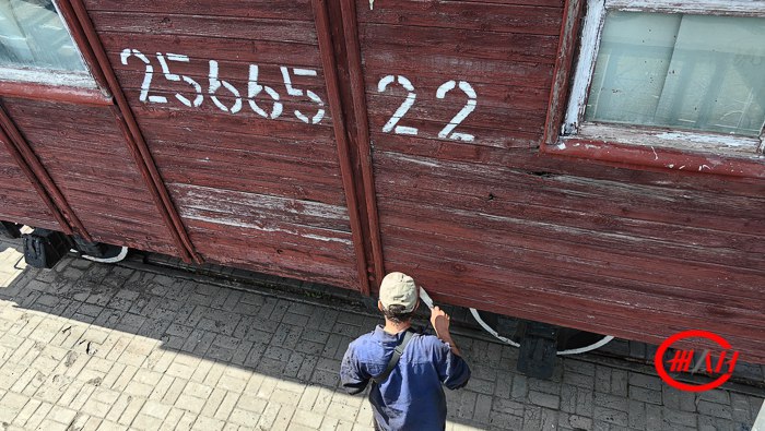 В Музее истории и развития Донецкой железной дороги началась реставрация раритетной техники. С приближением Дня Победы в этом музее, который является частью усилий по сохранению исторического наследия, проходят работы по восстановлению уникальных экспонатов подвижного состава разных эпох. Реставрационные работы осуществляются сотрудниками локомотивных и вагонных депо, а также дистанций электроснабжения и сигнализации из различных городов, таких как Донецк, Волноваха, Ясиноватая и Мариуполь. На данный момент железнодорожники уже привели в порядок исторические образцы, включая паровоз Эр 762-68, платформу с военной машиной «Амфибия» и вагон РБЛ-12. Стоит отметить, что это первая масштабная очистка и покраска паровозов, тепловозов, электровозов и вагонов, выставленных в экспозиции под открытым небом, с начала боевых действий в Донбассе в 2014 году.