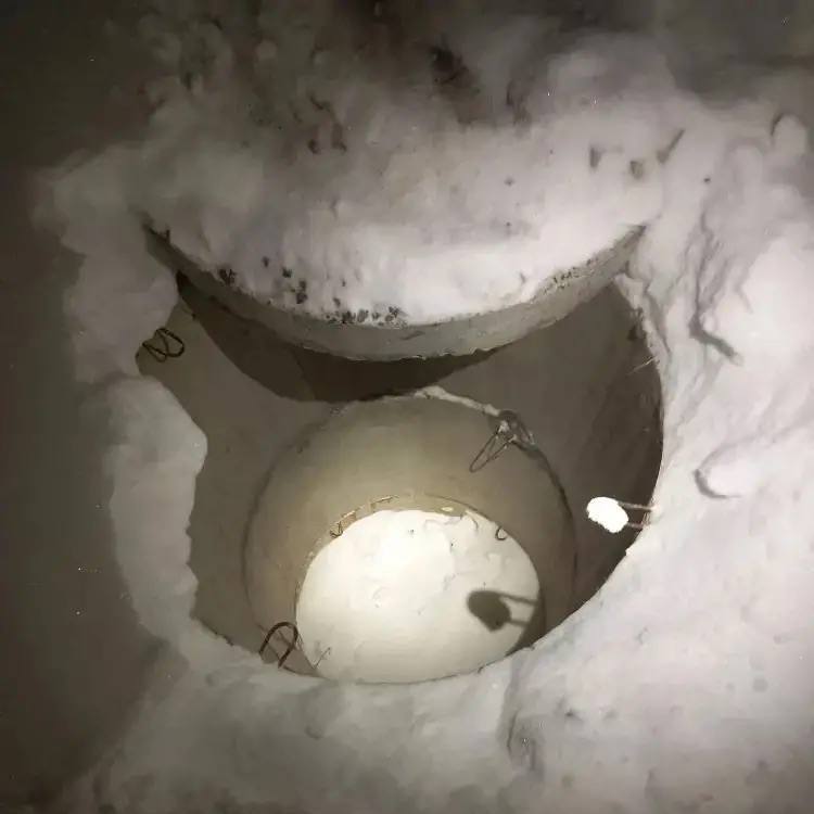 В Сургуте колодец в который провалился 8 летний ребенок оказался частным   Мальчик упал в неприкрытую скважину не увидев ее из за толщи снега Ребенку помогли прохожие они вытащили его и вызвали скорую По предварительным данным его здоровью ничего не угрожает Администрация города сообщила К ИНФОРМ что канализация не принадлежит муниципальным и иным ресурсоснабжающим организациям   Прокуратура начала проверку по поводу несчастного случая Есть что рассказать или показать Создавай картину дня предложи свою новость MuksunFM bot muksun fm 8  8  8