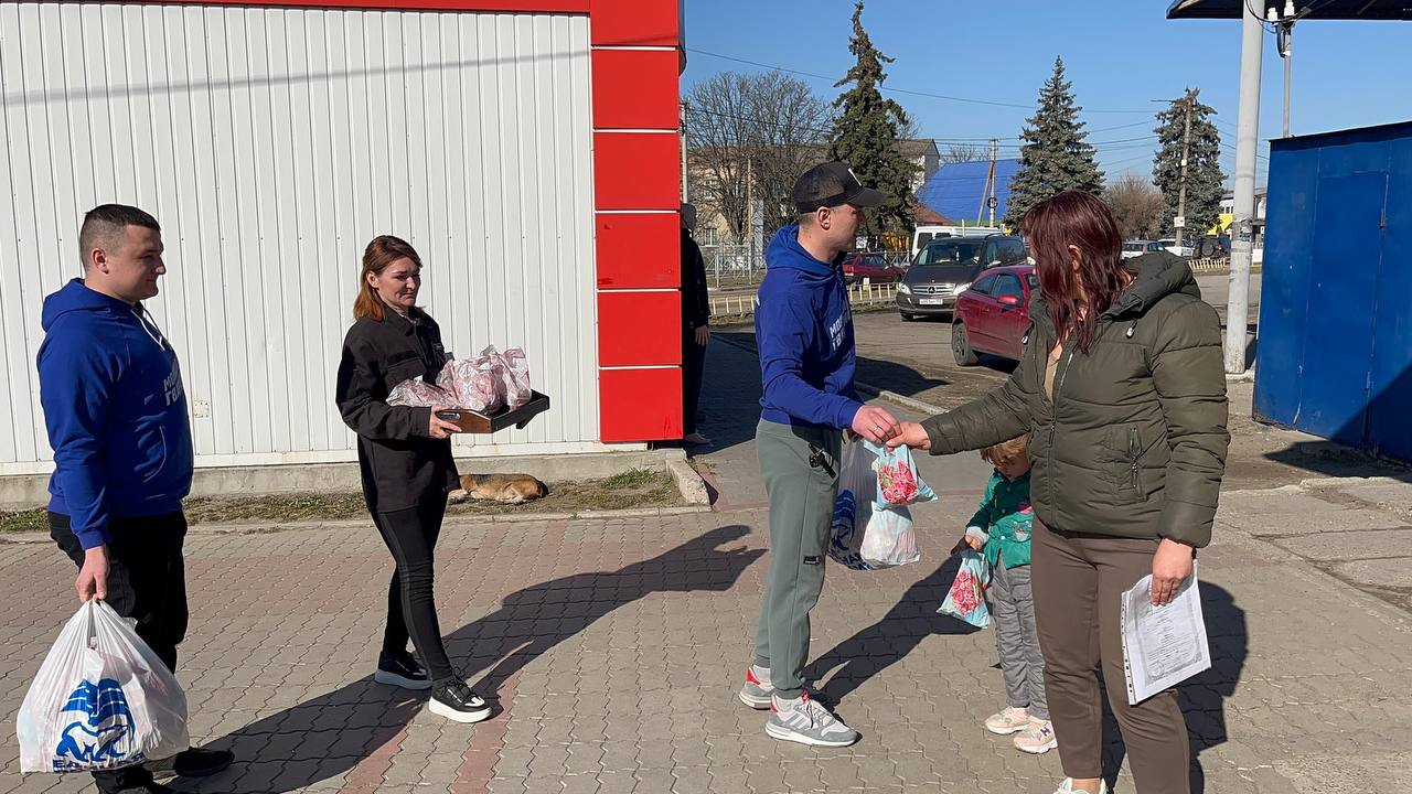 В Каменке-Днепровской активисты "Молодой Гвардии Единой России" и ЮгМолодой поздравили женщин с 8 марта  В преддверии Международного женского дня активисты "Молодой Гвардии Единой России" совместно с ЮгМолодой решили порадовать жительниц города, подарив им небольшие подарки. Это мероприятие стало приятным сюрпризом для женщин, которые получили первые весенние знаки внимания и заботы.  "Международный женский день — это не только праздник весны, но и возможность выразить благодарность всем женщинам, которые ежедневно совершенствуют наш мир. Мы стараемся сделать этот день особенным для каждой из них, и такие акции подтверждают, что уважение и забота о женщинах всегда на первом месте." - отметил депутат Каменско-Днепровского окружного Совета - Константин Чебукин   Празднование 8 марта в Каменке-Днепровской показало, что совместные усилия общественных организаций могут значительно улучшить атмосферу в городе и сделать этот день действительно запоминающимся для всех женщин.  "Мы понимаем, как важна каждая мелочь для создания хорошего настроения. Подарки, подаренные сегодня, — это наш способ сказать спасибо женщинам за их труд, терпение и любовь. Мы надеемся, что такой знак внимания подарит им улыбки и радость." - прокомментировал активист МГЕРа - Александр  #МеждународныйЖенскийДень #8Марта #ЕР185 #ЕдинаяРоссия