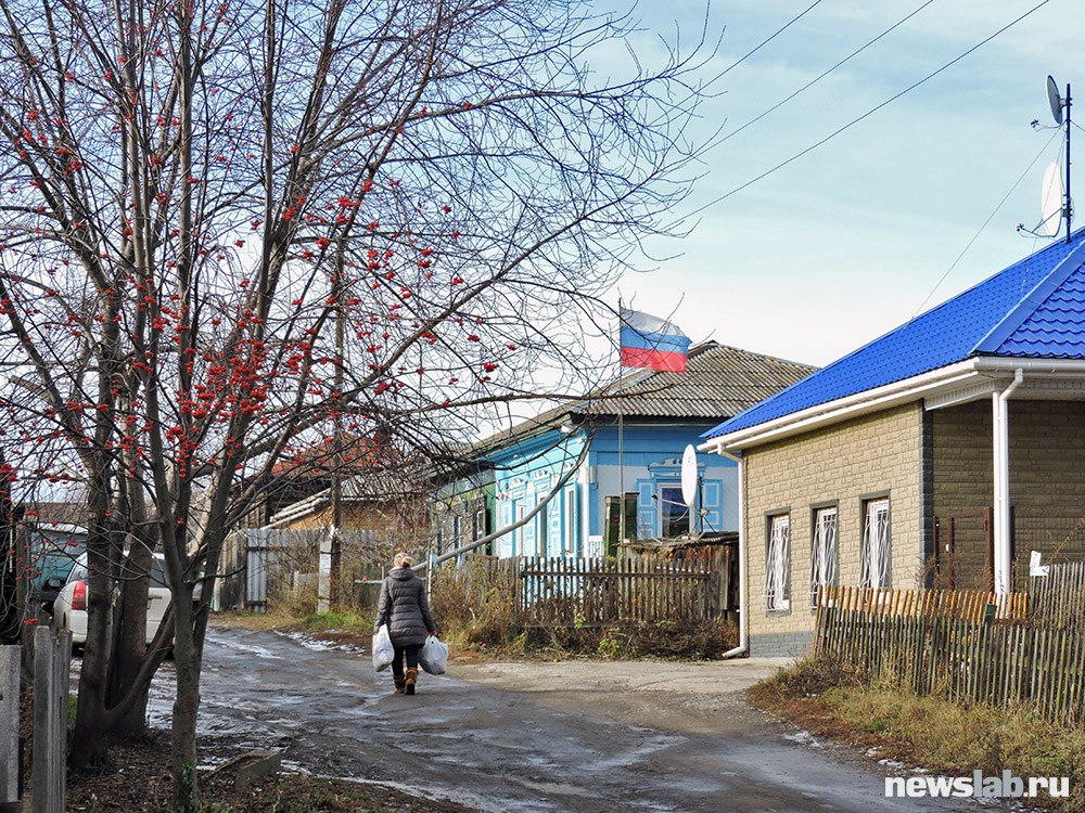 Председатель СК России Бастрыкин дал указание возбудить уголовное дело по ситуации со сносом Николаевки  Председатель СК России Александр Бастрыкин распорядился возбудить уголовное дело по обращению жителей красноярской Николаевки, которые сетуют на нарушение их прав при оценке и выкупе домов под КРТ.  В СК увидели в интернете видеообращение жителей Николаевки к Бастрыкину. В нем люди рассказали, что в рамках программы комплексного развития территории запланирован снос частных домов. Однако сумма, в которую оценили домовладения, недостаточна для приобретения равнозначного жилья. Кроме того, николаевцы говорят, вместо оказания содействия гражданам, в числе которых пенсионеры, компания-застройщик предлагает им оформить ипотеку. Также они несогласны с заключениями экспертиз, по результатам которых оценочная стоимость недвижимости занижается.   Теперь следователи должны возбудить дело и о его расследовании доложить Александру Бастрыкину.  Фото в посте из нашего репортажа о том, как Николаевка доживает свой век.  Newslab