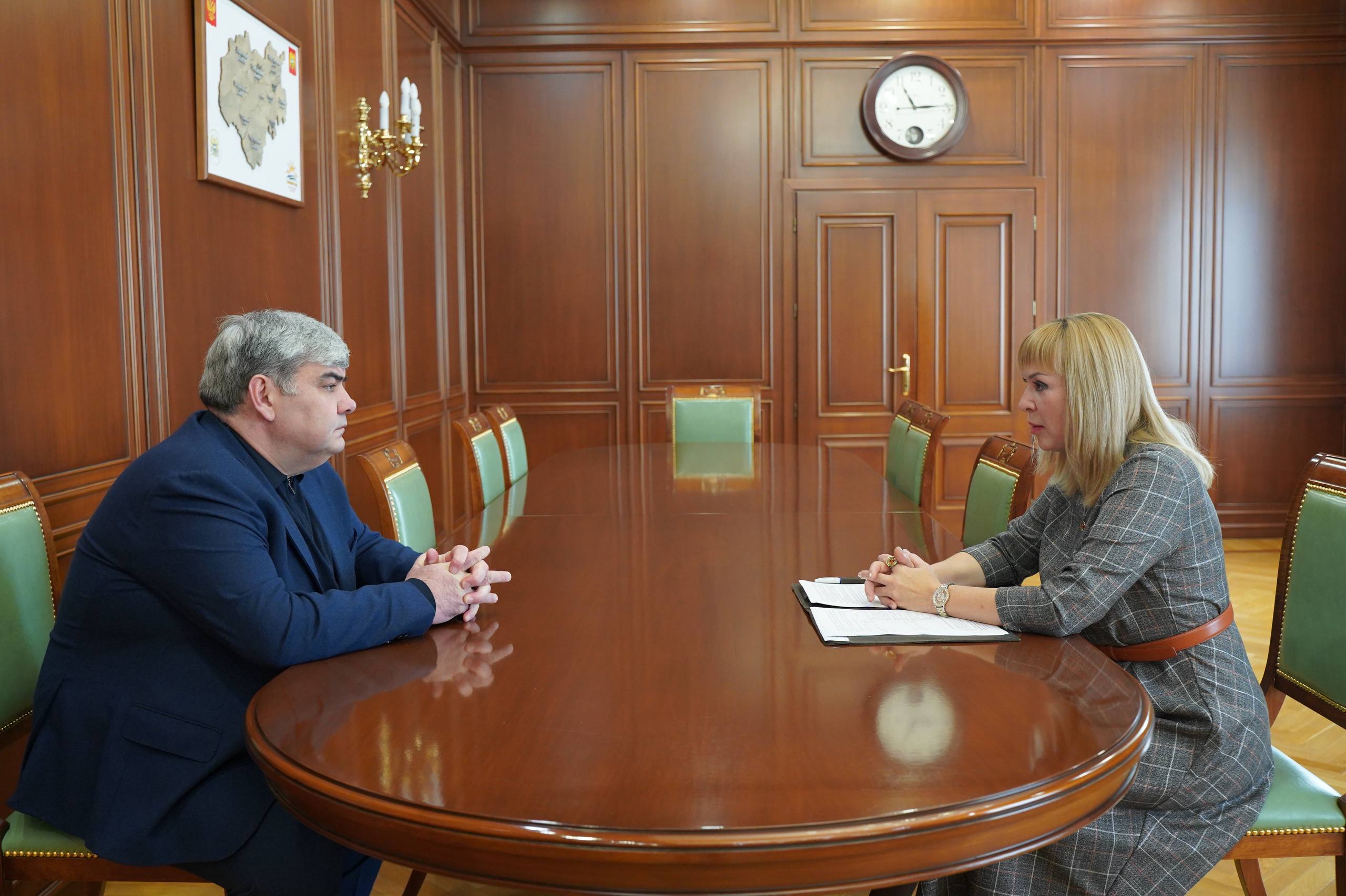 Провел рабочую встречу с главой администрации Майского района Татьяной Саенко Подвели предварительные итоги социально экономического развития муниципалитета за текущий год наметили планы на предстоящий период В 2025 году в районе отмечается рост в сфере предпринимательства по доходам бюджета и отдельным секторам экономики Количество малых и средних предприятий выросло на 11 налоговые и неналоговые доходы на 14 3 Создано порядка 300 новых рабочих мест Запущено три инвестиционных проекта с общим объемом вложений свыше миллиарда рублей производство минеральной воды напитков и создание птицефермы Всего в Майском районе реализуются девять инвестпроектов В социальной сфере завершено строительство новой школы в станице Александровской начался капитальный ремонт зданий школы 5 и детского сада в Майском открыт Молодежный центр Ввод нового жилья на территории муниципалитета увеличился на 42 5 В рамках республиканской программы переселения граждан из аварийного жилищного фонда из четырех многоквартирных домов расселено 36 семей По федеральному проекту формирования комфортной городской среды благоустроены площади перед домами культуры в Майском и селе Октябрьском В следующем году благоустройство общественных территорий продолжится один объект в станице Александровской еще два в Майском Будет также реализован проект Парк Заря г Майского победивший в X Всероссийском конкурсе проектов создания комфортной городской среды Кроме того планируется капитально отремонтировать три объекта образования детский сад Улыбка второй корпус школы 5 города Майского школу 8 станицы Котляревская Подписывайтесь на МАХ