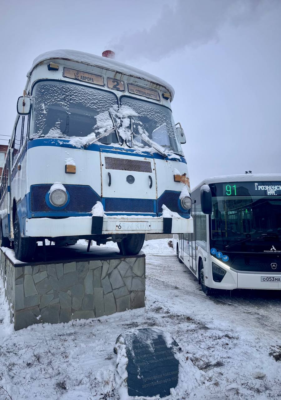 Более 300 новых низкопольных автобусов привезли в Самару  Об этом в своем тг-канале написал председатель правительства Самарской области Михаил Смирнов. Новые автобусы начнут работу на маршрутах уже с 1 января.  Весной в Самаре обещают еще раз обновить автобусный парк. Также в планах у властей – запуск новых маршрутов в Южный город и Крутые Ключи, новые транспортные контракты в Тольятти, Сызрани, Новокуйбышевске. Кроме того, в Самару уже отправили первый трехсекционный трамвай «Витязь М».  Ждем -