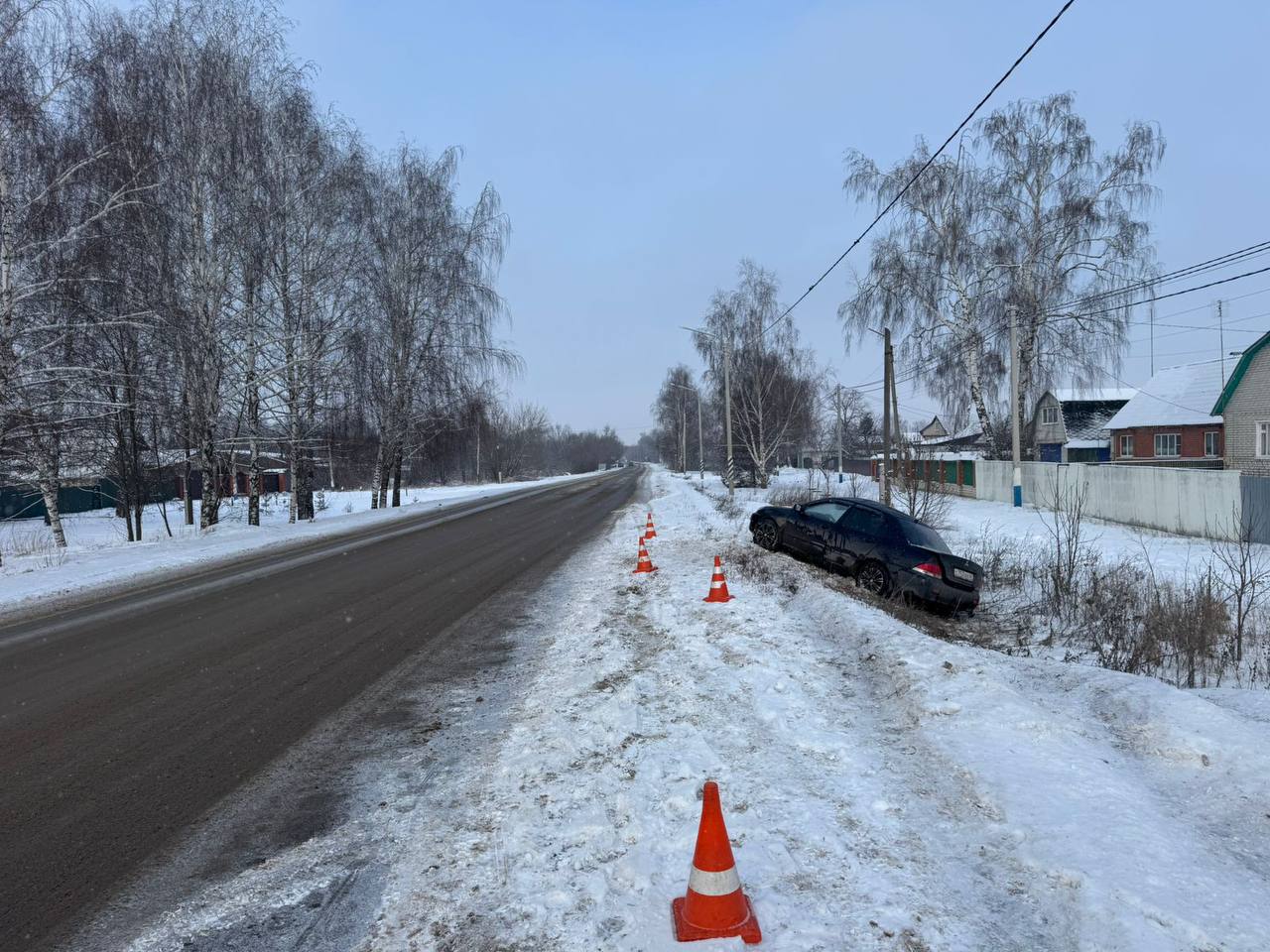 Сводка ДПС   За прошедшие сутки на дорогах Рязанской области зарегистрировано 2 дорожно-транспортных происшествия, в результате которых 3 человека получили травмы.   В области зарегистрировано 42 ДТП с причинением материального ущерба автовладельцам.  Инспекторы дорожно-патрульной службы Госавтоинспекции выявили 315 нарушений ПДД, в том числе 3 факта управления транспортным средством в состоянии опьянения.  20 февраля, примерно в 10:30, в городе Ряжске вблизи дома 115 по улице Мичуринская, по предварительной информации, 21-летний житель Тамбовской области, управляя автомобилем «Митсубиси Лансер», не справился с рулевым управлением и совершил съезд в кювет с последующим наездом на препятствие в виде опоры линии электропередач.   В результате происшествия пассажиры автомобиля 23-х и 24-х летние жители Тамбовской области с полученными травмами доставлены в медицинское учреждение.   По данному факту проводится проверка, обстоятельства происшествия устанавливаются.