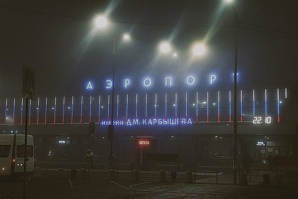 Туман стал причиной задержки шести рейсов в аэропорту Омска Прибытие и обратный вылет шести рейсов задерживаются в аэропорту Омска в пятницу из за сильного тумана Об этом сообщает Интерфакс со ссылкой на данные пресс службы авиагавани Из за неблагоприятных метеоусловий Омска туман видимость 300 метров задерживаются на прилет и вылет следующие рейсы Москва Шереметево Победа Казань Икар Москва Шереметево Аэрофлот Астана Qazaq Air Санкт Петербург Северный ветер Шарм эль Шейх Египет Северный ветер говорится в сообщении Согласно информации на сайте аэропорта задержки составляют до четырех часов aviaru net n289955