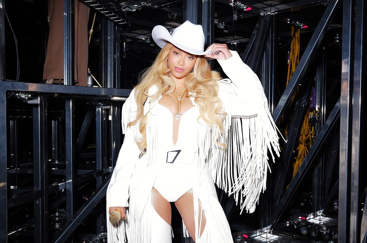 Еще один итог года Бейонсе теперь официально вступила в клуб миллиардеров Об этом сегодня сообщил Forbes Дотянуться до этого достижения певице помог ее альбом Cowboy Carter Теперь она пятый музыкант в списке миллиардеров кроме Бейонсе там Джей Зи Тейлор Свифт Рианна и Брюс Спрингстин