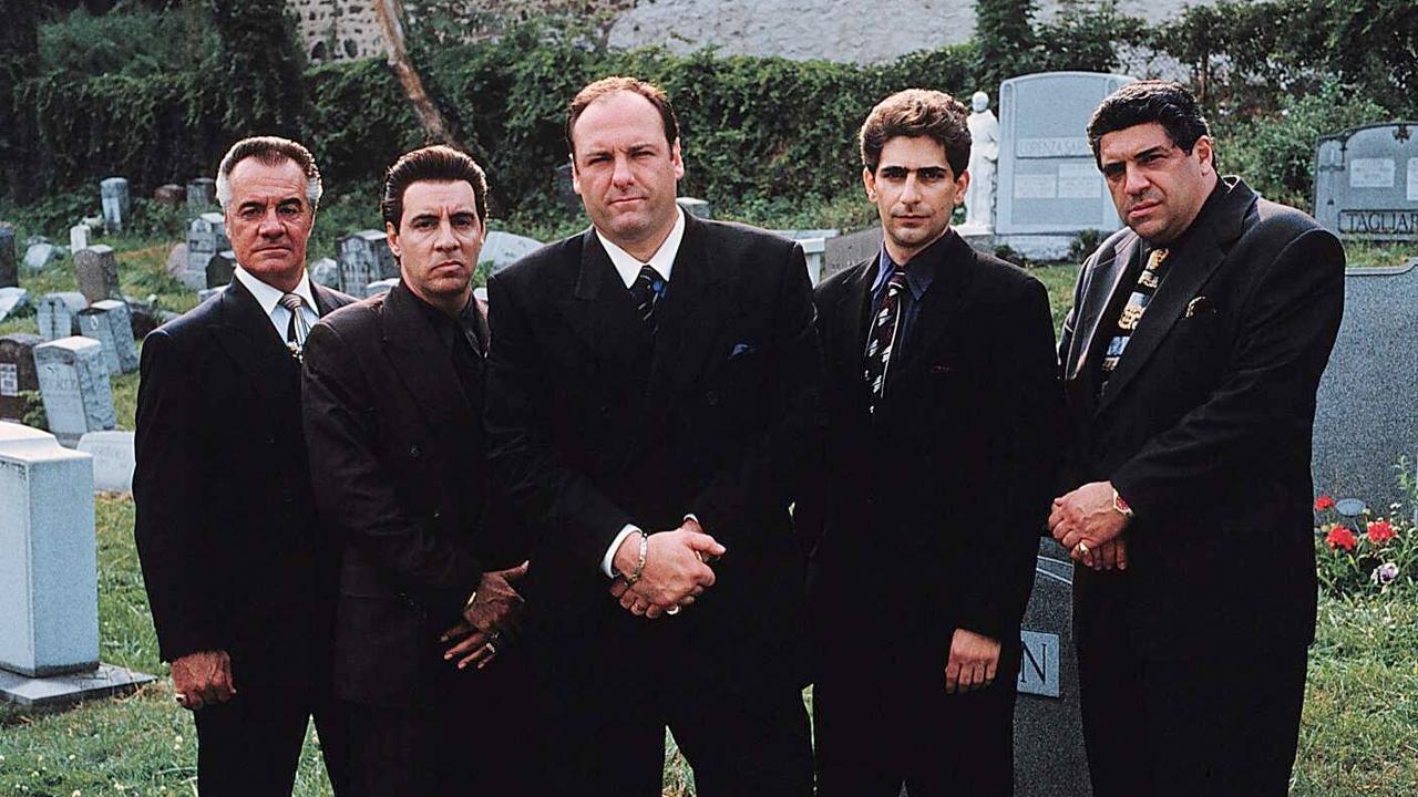 Автор Сопрано возвращается с новым сериалом Дэвид Чейз создатель и шоураннер Сопрано впервые с 2007 года работает над новым сериалом о программе МК Ультра которой ЦРУ тайно занималась во времена Холодной войны Агентство изучало методы манипуляции сознанием в том числе с помощью психотропных веществ Главным героем будет оперативник и химик Сидни Готлиб Как и в случае с Сопрано сериалом Чейза занимается HBO rozetked me news 42317