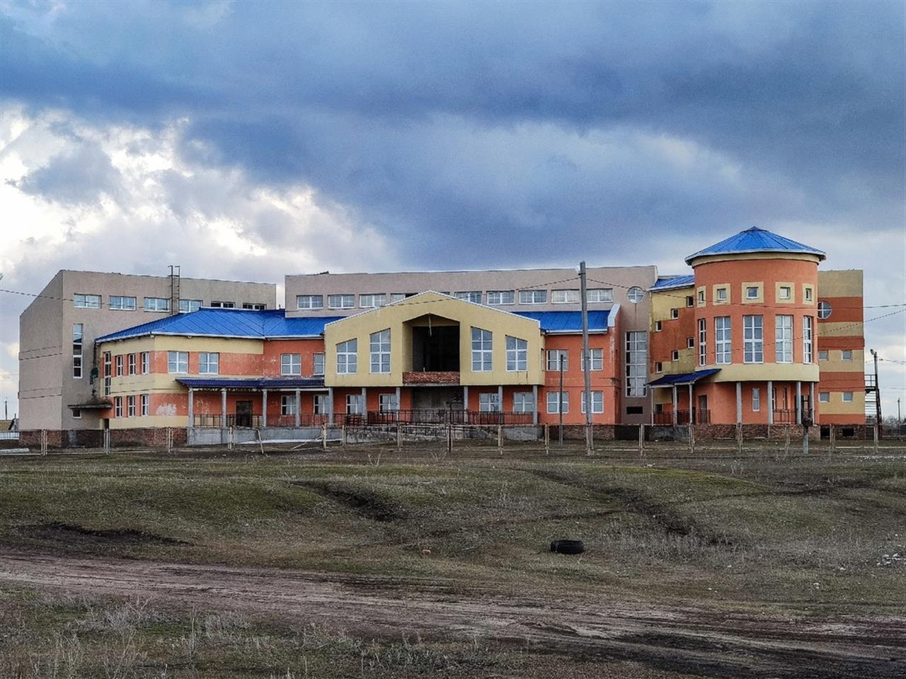 В Хворостянском районе отменили торги по продаже недостроенной школы В Хворостянском районе отменили торги по продаже недостроенного задания школы в п. Высотино. Здание площадью 1532 кв. м с участком в 2,4 га выставлялось за 5,44 млн рублей. Фото: Нина Дюкова