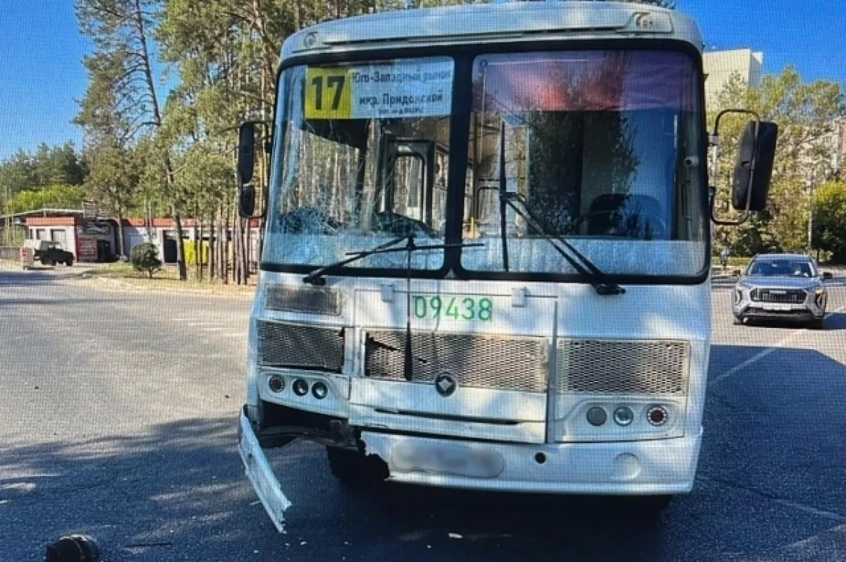 В Воронеже столкнулись автобус и мотоцикл, сообщили в ГУ МВД по региону.  Аавария случилась утром 1 сентября около дома № 2 "б" на улице Латненская. 54-летний водитель «ПАЗа» не уступил дорогу, выезжая с прилегающий территории, и врезался в мотоцикл «Урал», которым управлял 38-летний мужчина: