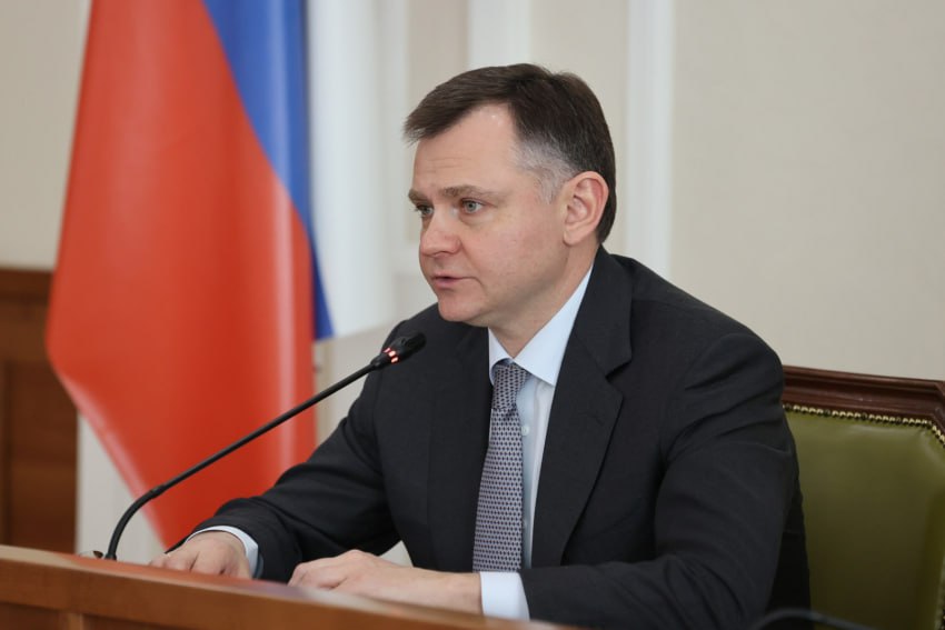 Юрий Слюсарь: градостроительный совет будет контролировать донских застройщиков Ростовская область входит в десятку лидеров по объемам ввода жилья, однако отстает по развитию инфраструктуры. Чтобы изменить ситуацию, в области решено остановить выдачу новых разрешений на строительство в городах и передать полномочия по градостроительной политике на региональный уровень. Слюсарь заявил, что в регионе больше не будет точечной застройки без учета интересов жителей. Новые объекты должны гармонично вписываться в исторический облик территорий. Жилые комплексы будут возводиться одновременно с дорогами, школами, детскими садами и другими объектами социальной инфраструктуры. В приоритете – компании, зарегистрированные в Ростовской области и работающие в правовом поле, с уплатой налогов в местный бюджет. Власти также нацелены на соблюдение баланса между малоэтажной и многоквартирной застройкой. Работа Авто Глэмпинг