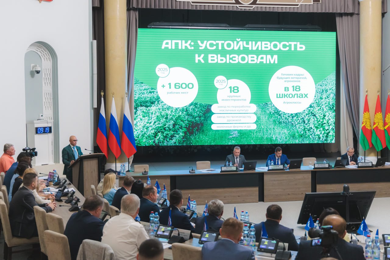 Рассказывая об итогах АПК, губернатор ЛО поделился и планами. В этом году в сельском хозяйстве Липецкой области планируется запуск 18 крупных инвестпроектов. В их числе завод по переработке масличных, расширение производства дрожжей и переработки картофеля, новые фермы – одну, кстати, открыли на прошлой неделе: масштабно, современно, комфортно работать и будет много своего молока. Также в этом году в региональном АПК должны создать 1600 новых рабочих мест. Параллельно решается вопрос о том, кто будет на них работать в будущем. Аграриев, как и колоски в полях, нужно выращивать – своих, с детства. Для этого в 2025г. откроются ещё 11 агротехклассов – в рамках нацпроекта «Технологическое обеспечение продовольственной безопасности». Плюсом к 18 уже созданным. В Липецком и Становлянском округах такие классы появятся впервые. Ребята будут углублённо изучать биологию, химию, математику, физику и знакомиться с инновационным сельским хозяйством на предприятиях региона. А работающие в агротехклассах педагоги будут получать +30 тыс. р. в месяц за ведение профильных предметов.