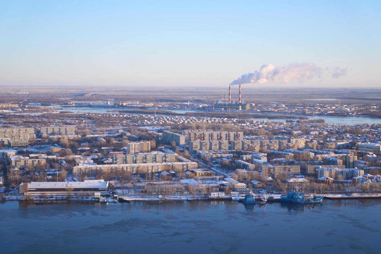 Начали подготовку к практической реализации проекта по строительству четвертого вывода от Архангельской ТЭЦ Получено положительное заключение государственной экспертизы Компания ТГК 2 приступает к формированию конкурсной документации а также возобновляет выдачу технических условий для застройщиков Это снимет временные ограничения на ввод жилья связанные с недостатком мощностей Новая тепломагистраль станет фундаментом для развития центральной части города округов Майская Горка и Варавино Фактория микрорайона Первых пятилеток и исторического района Соломбала Ее перспективная мощность превысит 200 Гкал ч что создаст гарантированную возможность подключения новых объектов на ближайшие 10 лет В целом реализация этого инфраструктурного проекта которую ведем по поручению Президента России в дальнейшем позволит реализовать градостроительный потенциал Архангельска обеспечив теплом порядка трех миллионов квадратных метров нового жилья и социальных объектов Мой канал в MAX