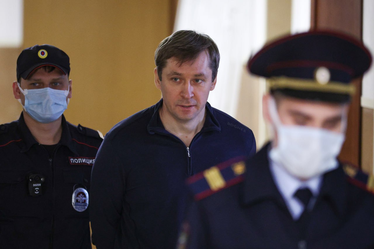 Экс-полковник МВД Дмитрий Захарченко, отбывающий срок в мордовской колонии по делу о коррупции, признан нарушителем порядка в колонии — РИА Новости В судебных материалах говорится, что в отношении него неоднократно применялись дисциплинарные взыскания, сообщает РИА Новости. В заключении ФКУ ИК-5 УФСИН России по Мордовии Захарченко характеризуется отрицательно — как нарушитель установленного порядка отбывания наказания. В 2024 году представители защиты экс-полковника рассказывали, что его помещали в штрафной изолятор ШИЗО . Он также был признан склонным к побегу : Сергей Бобылев / ТАСС