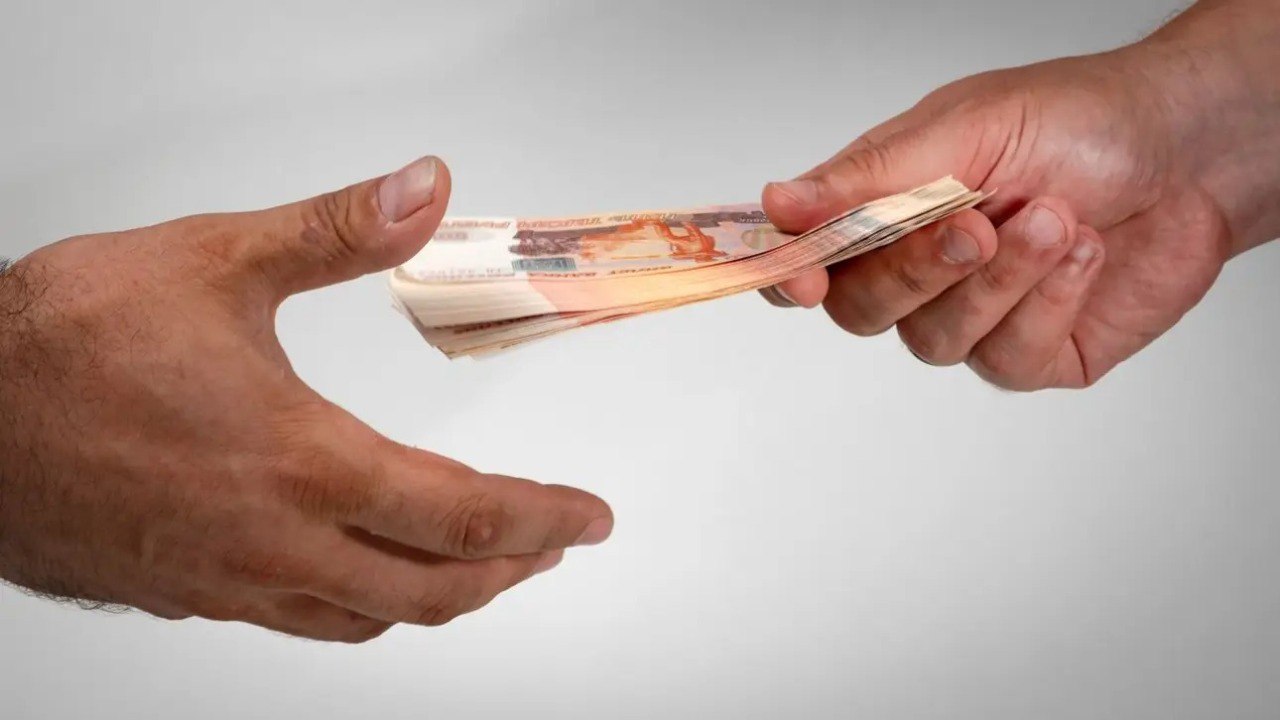 Сдавали экзамен за взятку Следственный комитет Приморского края возбудил уголовное дело против бывшего директора филиала ФБУ Росавтотранс в ДФО Женщину подозревают в получении взяток за упрощённую сдачу экзаменов водителями перевозящими опасные грузы По данным следствия с 2023 по 2024 год экс директор через посредников брала деньги от обучающихся которые хотели получить свидетельства о подготовке к перевозке опасных грузов Суммы взяток варьировались от 45 до 230 тысяч рублей За эти деньги фигурантка обеспечивала формальную проверку экзаменационных листов и гарантировала успешную сдачу экзаменов Всего выявлено три эпизода такой помощи На данный момент подозреваемая находится под стражей Фото A Krivonosov dvved