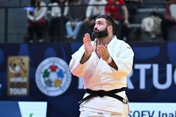 Тасоев и Таймазова выступят на чемпионате мира по дзюдо С 13 по 20 июня в Будапеште состоится чемпионат мира по дзюдо. Как сообщает пресс-служба Федерации дзюдо России, в составе национальной команды заявлены ведущие спортсмены, в том числе чемпион мира Инал Тасоев и бронзовый призёр Олимпийских игр Мадина Таймазова. В женскую сборную вошли: Сабина Гилязова и Марина Воробьева до 48 кг , Ирина Зуева и Дарья Курбонмамадова до 57 кг , Дали Лилуашвили до 63 кг , Мадина Таймазова и Дарья Антонова до 70 кг , Элис Старцева и Мария Иванова свыше 78 кг . Мужскую команду представят: Аюб Блиев до 60 кг , Рамазан Абдулаев и Мурад Чопанов до 66 кг , Тимур Арбузов до 81 кг , Михаил Игольников до 90 кг , Матвей Каниковский и Арман Адамян до 100 кг , Инал Тасоев и Тамерлан Башаев свыше 100 кг . Спортсмены будут выступать под флагом Международной федерации дзюдо.