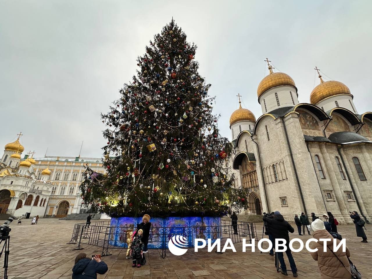 Главную новогоднюю елку России, недавно установленную в Кремле, украсили к праздникам