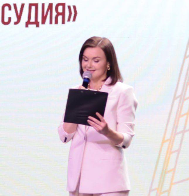 В Алтайском филиале Президентской академии прошла Всероссийская научно-практическая конференция Тема конференции – «Конституционные ценности и социальное предназначение правосудия» Организаторы: Правительство Алтайского края Алтайский краевой суд федеральный журнал судейского сообщества «Судья» Более 400 участников – представители органов государственной власти федерального и регионального уровней, органов местного самоуправления, профильных общественных организаций, реального сектора экономики, ведущие российские ученые, преподаватели высшей школы и практики Что было? Публичные лекции ведущих российских учёных-юристов пленарное заседание при участии Губернатора Алтайского края Виктора Томенко Подробнее #Академия_ВсяРоссия #Академия_Алтай