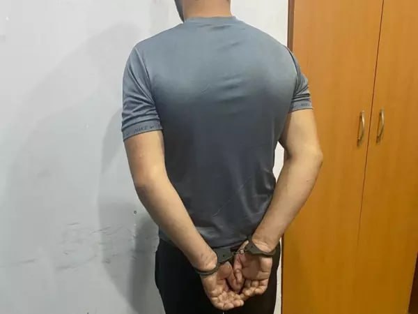 В Таганроге задержали 22-летнего парня, который грабил женщин  Об этом сообщили в ГУ МВД по Ростовской области.  В полицию обратилась местная жительница. По словам горожанки, неизвестный напал на нее и похитил 22 тысячи рублей.  В ходе розыска выяснилось, что им оказался 22-летний парень. Известно, что подобные преступления он уже совершал с 40-летней и 70-летней женщинами.  - В отношении него возбуждено уголовное дело по статьям: «Умышленное причинение средней тяжести вреда здоровью» , «Разбой в целях хищения чужого имущества, совершенное с применением насилия, опасного для жизни или здоровья», «Грабеж»,-  сказано в сообщении.  Также решается вопрос о привлечении его к ответственности за нарушение миграционного законодательства.