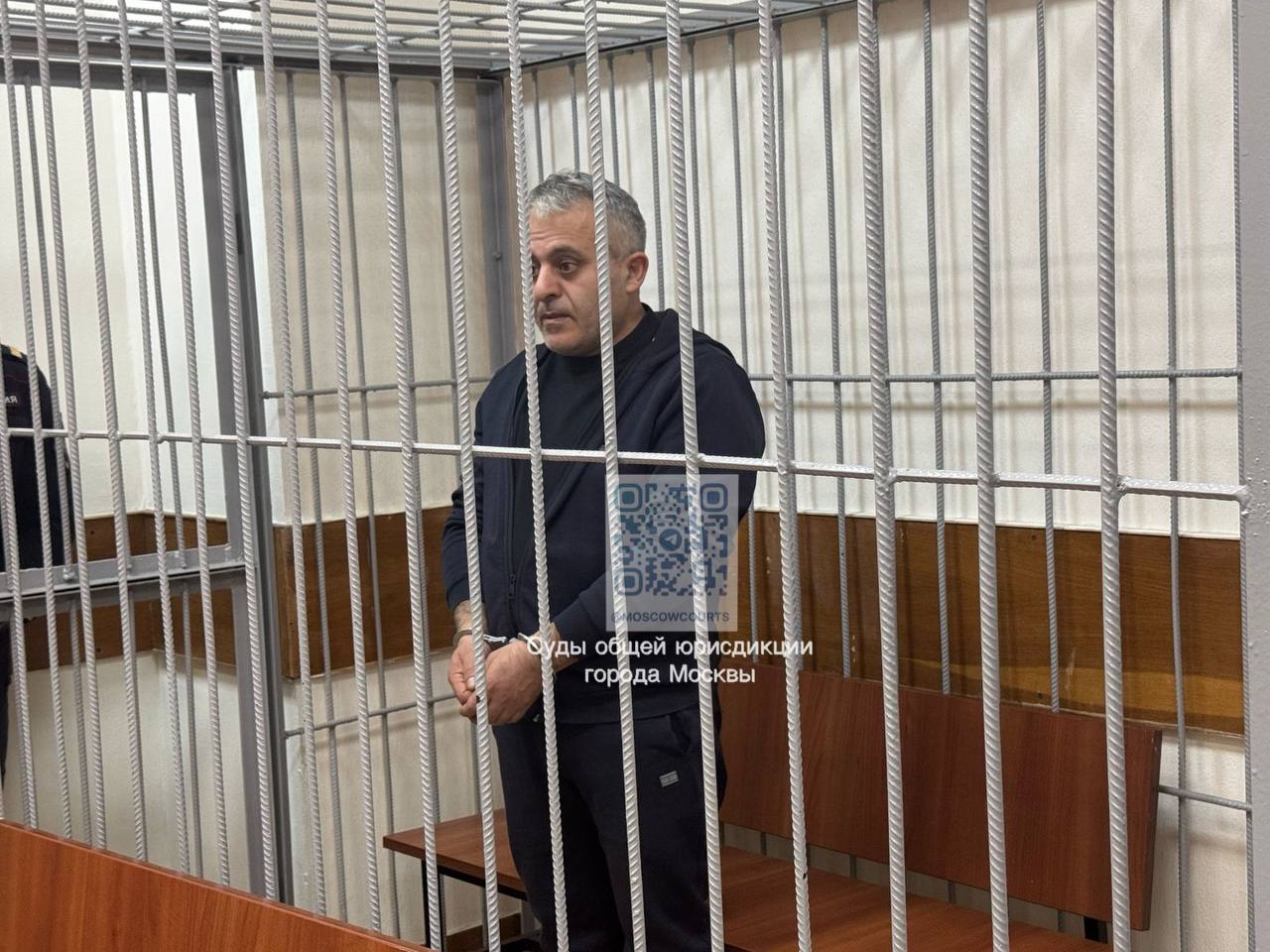 Суд Москвы избрал меру пресечения заместителю генерального директора по делу об оказании услуг, не отвечающих требованиям безопасности   Постановлением Савëловского районного суда города Москвы удовлетворено ходатайство следователя об избрании меры пресечения в виде заключения под стражу в отношении Озтюрка Гëкхана, обвиняемого в совершении преступления, предусмотренного п. "а" ч. 2 ст. 238 УК РФ, в виде заключения под стражу на срок - 01 месяц 25 суток.   По версии следствия, ООО "ЕНИДЕМ", в лице заместителя генерального директора Озтюрка Г., заключило договоры поставки, в соответствии с которыми, юридическое лицо принимало на себя обязательства по оказанию услуг организации питания для сотрудников строящегося объекта. В результате оказания услуг, не отвечающим требованиям безопасности жизни и здоровью потребителей, произошло массовое отравление.  #савëловский2025