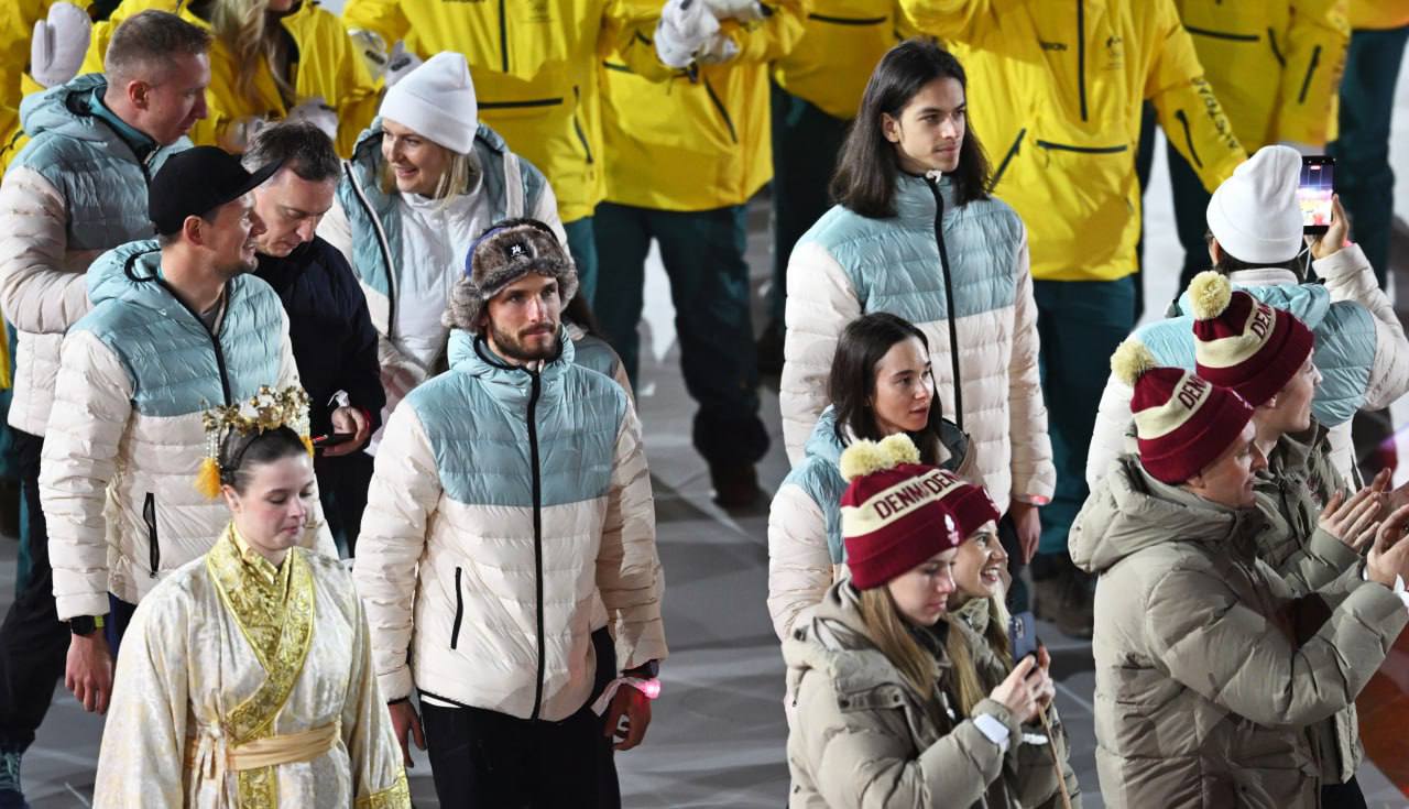 Сейчас в Италии проходит торжественная церемония закрытия зимних Олимпийских игр 2026 года Главной площадкой вечера стала легендарная Арена ди Верона исторический амфитеатр который сегодня принимает финальный аккорд главного зимнего старта четырёхлетия На арене проходит традиционный парад спортсменов сборные выходят под аплодисменты зрителей подводя итог насыщенным и ярким соревнованиям Одним из ключевых моментов церемонии станет передача олимпийской эстафеты Французским Альпам именно там в 2030 году пройдут следующие зимние Игры Российские спортсмены также принимают участие в параде закрытия Несмотря на нейтральный статус наши атлеты достойно выступили на Играх продемонстрировав высокий уровень мастерства характер и силу духа Они показали что остаются конкурентоспособными на мировой арене и с честью представляют отечественную школу спорта Реклама Записаться на юридическую консультацию sportivnoepravo