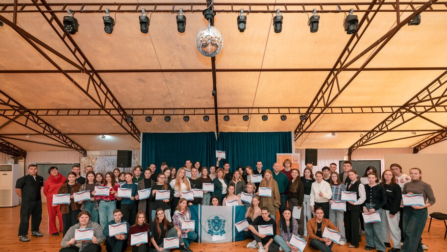 Молодежь из исторических регионов приняла участие в образовательном интенсиве в Крыму Трехдневный образовательный интенсив Территория единства организованный Обществом Знание совместно с Крымским федеральным университетом прошел в Алуште Участниками стали 70 молодых людей прибывших из воссоединенных регионов и обучающихся в КФУ Для ребят были организованы интерактивные лекции мастер классы кинопросмотры тематических фильмов и кейс сессий на которых лекторы рассказали об основах российской государственности истории традициях и культуры страны Общество Знание Подписаться