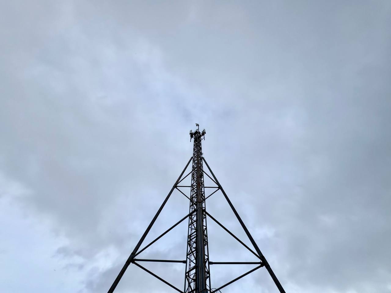 Еще в 60 малых селах Красноярского края стал доступен скоростной интернет LTE покрытие расширилось в 25 округах региона Больше всего малых деревень и сел было подключено в Ужурском Манско Уярском и Курагинском округах Среди населенных пунктов есть и старейшие например Темра и Хлоптуново Шарыповского и Большемуртинско Сухобузимского округов Первые упоминания о них датируются 17 веком В среднем в каждом из населенных пунктов проживает около 400 человек В самом малочисленном из них в деревне Усть Тунгуска Енисейского округа более двухсот человек В самом большом селе Осиновый Мыс Богучанского округа проживает примерно 1700 человек Благодаря установке телеком оборудования специалистами МТС пользоваться цифровыми сервисами стало возможно в почтовых отделениях школах фельдшерско акушерских пунктах и другие учреждения В 2025 году наши связисты провели работу в разных уголках региона Еще 60 населенных пунктов где проживает более 27 тысяч человек мы оцифровали в рамках большого проекта по строительству сети 4G в Красноярском крае Стабильная связь и мобильный интернет появились и в туристических локациях в частности у одного из самых крупных заливов Красноярского водохранилища залива Сыда со стороны сел Белоярск и Новая Сыда В зону покрытия попали и важные социальные объекты школы детские сады и фельдшерско акушерские пункты куда за врачебной помощью обращаются местные жители рассказал директор МТС в Красноярском крае Сергей Егошин Фото предоставлено МТС