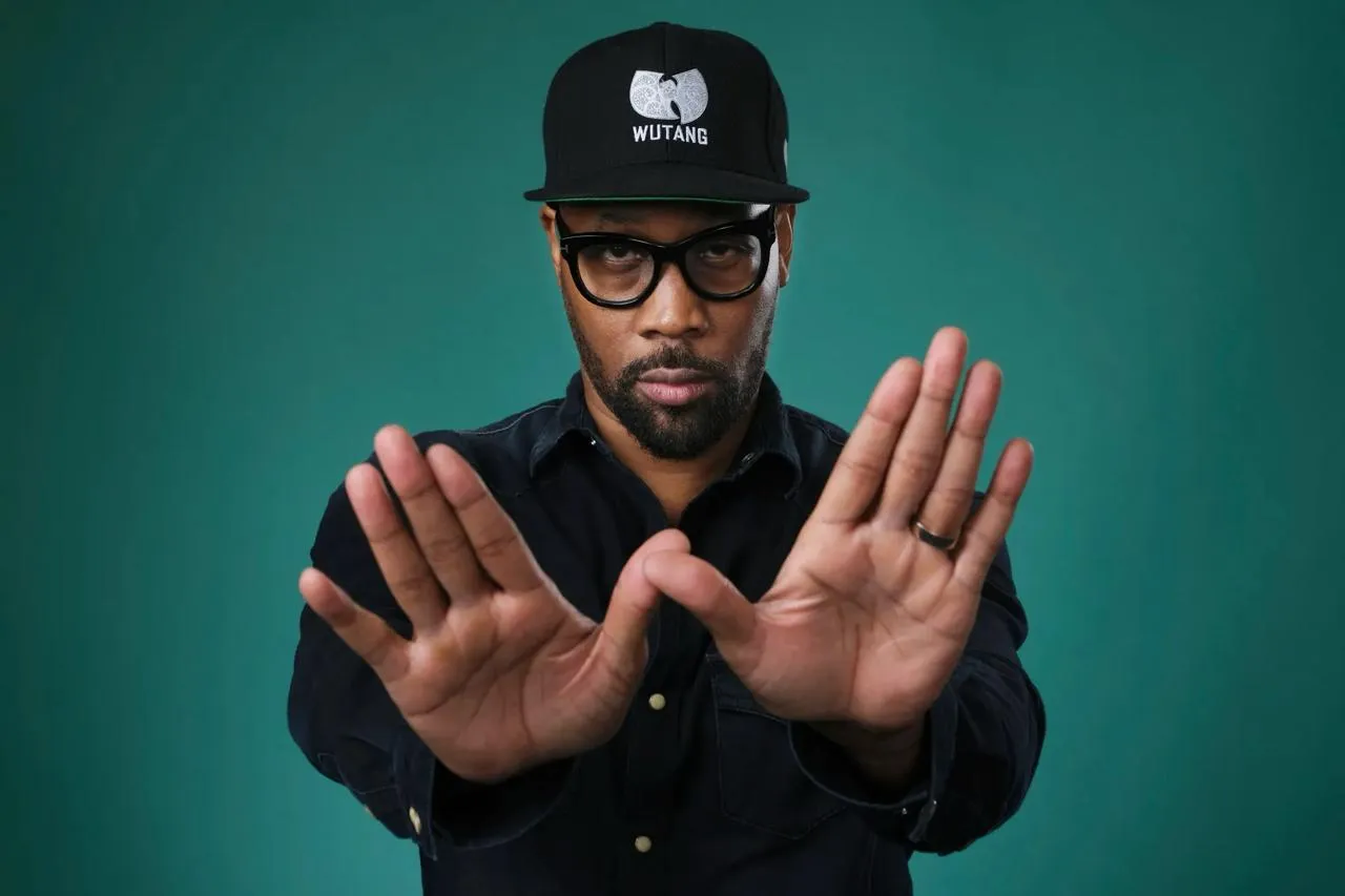 Wu Tang Clan Sade и Oasis включили в Зал славы рок н ролла Это настоящий триумф комментирует RZA Зал славы рок н ролла объявил артистов которыми в этом году пополнится список музея Зал это не просто название а действующий музей в городе Кливленд В состав класса 2026 вошли Wu Tang Clan Oasis Фил Коллинз Joy Division New Order Sade Iron Maiden Билли Айдол и Лютер Вандросс Группу Wu Tang Clan и Вандросса приняли в Зал славы с первой же попытки Остальные лауреаты выдвигались как минимум однажды а Oasis Iron Maiden и совместная заявка Joy Division New Order дважды Среди тех кто в этот раз не прошел отбор трехкратный номинант Мэрайя Кэри Джефф Бакли Лорин Хилл The Black Crowes Шакира и P nk Лиам Галлахер отреагировал на включение Oasis с юмором заявив что группа добилась своего применяя тактику реверсивной психологии а затем Лиам кажется перешел на более искренний тон Хочу поблагодарить всех кто за нас голосовал Это настоящая честь С детства напевая в душе я мечтал однажды оказаться в Зале славы рок н ролла Правду говорят всё возможно если есть мечта RZA написал Эта новость наполнила меня радостью трепетом гордостью за успех Я благодарен всем своим братьям и тем кто помогал нам на этом пути Спасибо Залу славы рок н ролла Это настоящий триумф Церемония включения в Зал славы пройдет 14 ноября в Лос Анджелесе В 2025 году в Зал славы вошли Outkast Salt N Pepa The White Stripes и другие