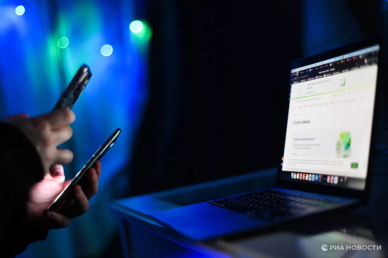 Аферисты распространяют приложения для обмана таксистов и курьеров Они рассылают в профильных группах и в мессенджерах сервисы которые якобы показывают спрос в любом интересующем районе и на разные тарифы а также предупреждают о постах ДПС и камерах Об этом РИА Новости рассказали в компании F6 После установки приложения жулики предлагают ввести данные банковской карты для бесплатной подписки но вместо этого похищают деньги с банковского счета оформляют микрозаймы или кредиты 0 Подписаться на РИА Новости Крым в Telegram MAX VK