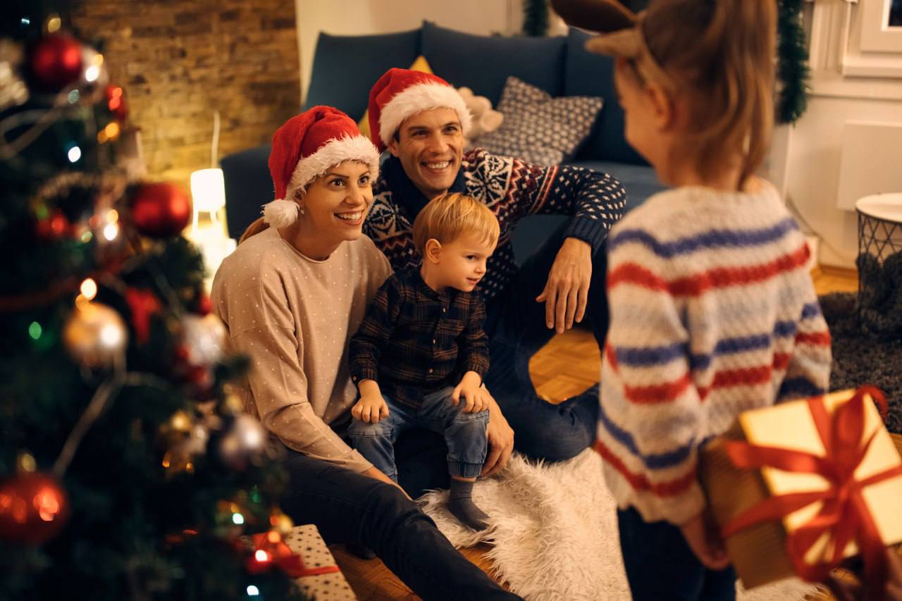 Амурчане получают около ста мер социальной поддержки На эти цели из областного бюджета в 2025 году было направлено более 22 миллиардов рублей Одним из важных для нас направлением является поддержка семей с детьми Это прямое поручение Президента Мы изменили подходы к предоставлению регионального материнского капитала Теперь при рождении четвертого и последующего детей семья получает 200 тысяч рублей С этого года средства можно использовать по своему усмотрению рассказал губернатор Василий Орлов в итоговом отчёте о развитии региона за 2025 год Также с прошлого года в Амурской области многодетные родители получают льготы на оплату не только коммунальных услуг но и жилого помещения Они предоставляются с учетом прогрессивной шкалы чем больше детей в семье тем весомее поддержка государства Приняты новые меры поддержки для студенческих семей с детьми им предусмотрены выплаты и компенсация за аренду жилья В этом году помощь из бюджета получили 80 таких семей