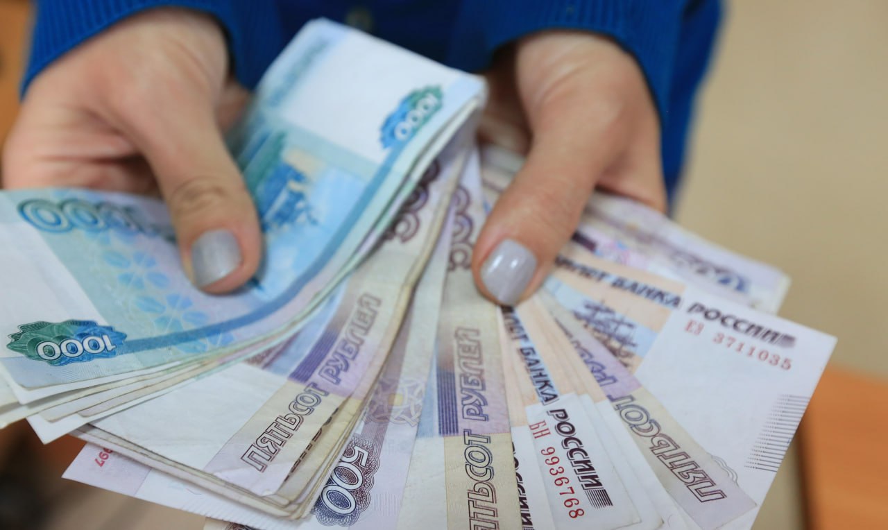 Средняя зарплата в Новосибирской области достигла 79 819 рублей Среднемесячная зарплата в СФО по итогам января-марта 2025 года составила 80 174 рубля. Традиционно лидируют Красноярский край и Иркутская область с показателями 97 647 и 87 913 рублей соответственно. Тройку замыкает Новосибирская область, жители которой зарабатывают в среднем 79 819 рублей. Самые высокие доходы в регионе у айтишников и финансистов — 151 149 и 128 180 рублей. Людям, занятым в добыче полезных ископаемых, платят 95 258 рублей. Труд учёных и инженеров оценивают в 88 978 рублей. Следом идут транспортировка и хранение 85 529 рублей , обрабатывающие производства 82 757 рублей и энергетика 81 954 рубля . Меньше всех получает персонал гостиниц и общепита — 56 406 рублей.