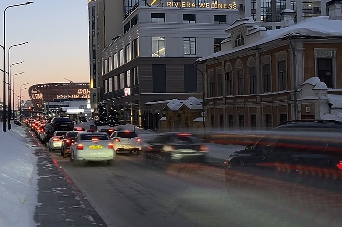 В Екатеринбурге поменялись правила парковки Администрация Екатеринбурга изменила порядок оплаты муниципальных парковок скорректировав временные рамки внесения платы Начиная с 9 февраля автомобилисты смогут рассчитаться за стоянку как до её начала так и позже в течение того же дня Соответствующее решение о введении механизма постоплаты утвердил глава города Алексей Орлов Согласно новому порядку если водитель по каким либо причинам не смог оплатить парковку сразу после размещения автомобиля ему предоставляется возможность внести плату до 23 59 дня в который была использована платная стоянка Эта опция распространяется на весь период фактического нахождения машины на парковочном месте uralweb ru