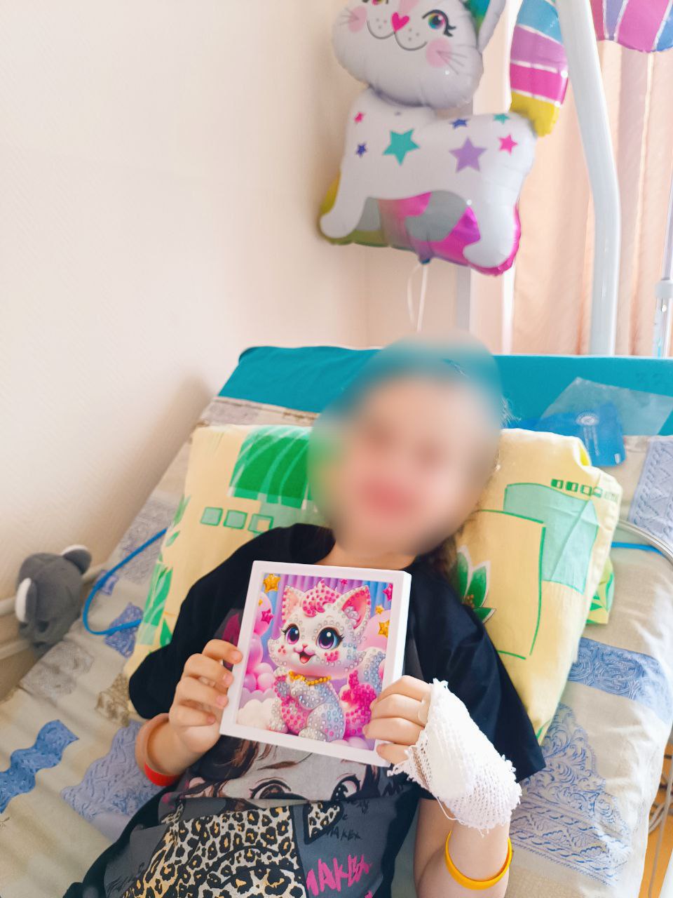 Девочку пострадавшую в смертельном ДТП в Ревде выписывают после лечения в травматологическом отделении Напомним трагедия произошла 27 октября Пьяный лихач влетел в магазин сбив трёх девочек две сестры погибли на месте их подруга получила тяжёлые травмы Водитель сейчас в СИЗО ему грозит до 15 лет лишения свободы Врачи отмечают что реабилитация 11 летней Лизы займёт длительное время Девочке предстоит наблюдение по месту жительства и продолжение терапии в ДГКБ 9 Екатеринбурга пишет Минздрав Наша главная задача на данном этапе поставить ребёнка на ноги Благодаря современным методикам передовому оборудованию и золотым рукам наших медиков после реабилитации которая будет организована в профильных здравницах региона маленькая свердловчанка сможет ходить рассказала замгубернатора министр здравоохранения Татьяна Савинова Совсем скоро Лиза сможет вернуться домой к родным и близким Фото Ревда инфо лучи поддержки девочке Подписаться на 4 канал Мы в MAX