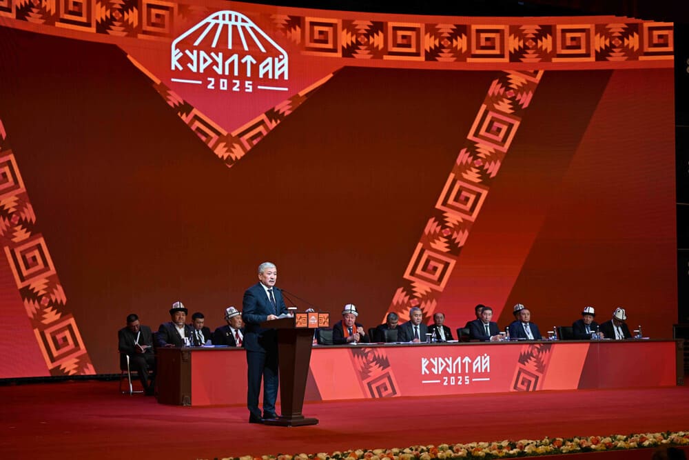 IV Народный курултай проходит в Кыргызстане В его работе участвуют 700 делегатов Они обсудят итоги III Народного курултая и ряд актуальных вопросов Выступая на курултае председатель кабинета министров КР Адылбек Касымалиев отметил что за последние пять лет республика успешно преодолела тяжелые последствия кризисного периода 2020 года обеспечила макроэкономическую стабильность и вышла на траекторию устойчивого социально экономического роста В ходе своего выступления А Касымалиев произвел онлайн запуск 94 объектов из которых 27 производственные и 67 социальные Премьер отметил что ввод данных объектов является частью масштабного плана по запуску в 2025 г 291 социального объекта и 119 производственных предприятий по всей стране