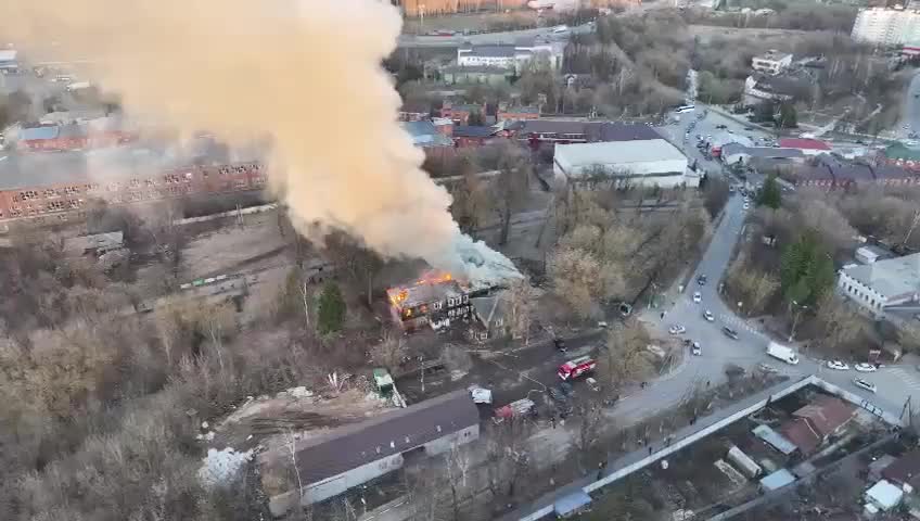 Пожар в заброшенном доме в Яхроме: здание охвачено огнем