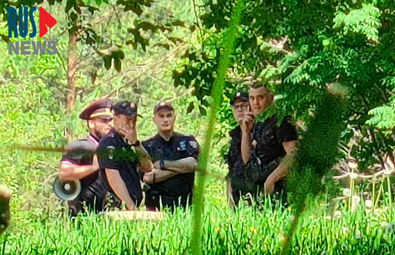 Полицейские собрались возле памятника жертвам политических репрессий  — «Русньюз»  Подписаться   Поддержать   Написать нам