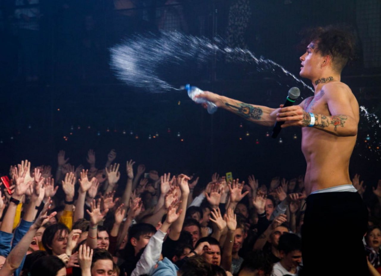 Моргенштерну запретили въезд в Литву на 10 лет потому что он не может ответить чей Крым Приезд Алишера Моргенштерна в Литву может представлять угрозу национальной безопасности артист внесен в список нежелательных лиц ему запрещено появляться в стране и давать концерты пишет Baltic News Service со ссылкой на пресс секретаря литовского департамента миграции Рокаса Пукинскаса Запрет на въезд А Моргенштерна в Литву вступает в силу немедленно и действует в течение 10 лет заявил литовский чиновник В октябре мэр Вильнюса Валдас Бенкускас обратился в МИД Литвы с инициативой о запрете на въезд Моргенштерна на 29 ноября у рэпера был запланирован концерт в литовской столице Я не могу сидеть сложа руки и смотреть как в третий раз в Вильнюс приезжает исполнитель который не может ответить чей Крым публично выражает уважение Путину и который по запросу Службы безопасности Украины был внесен Министерством культуры Украины в список лиц представляющих угрозу национальной безопасности написал Бенкунскас в Facebook Моргенштерн пока не комментировал запрет Билеты на концерт в Вильнюсе все еще можно купить на сайте мирового тура рэпера в поддержку мини альбома Alisher