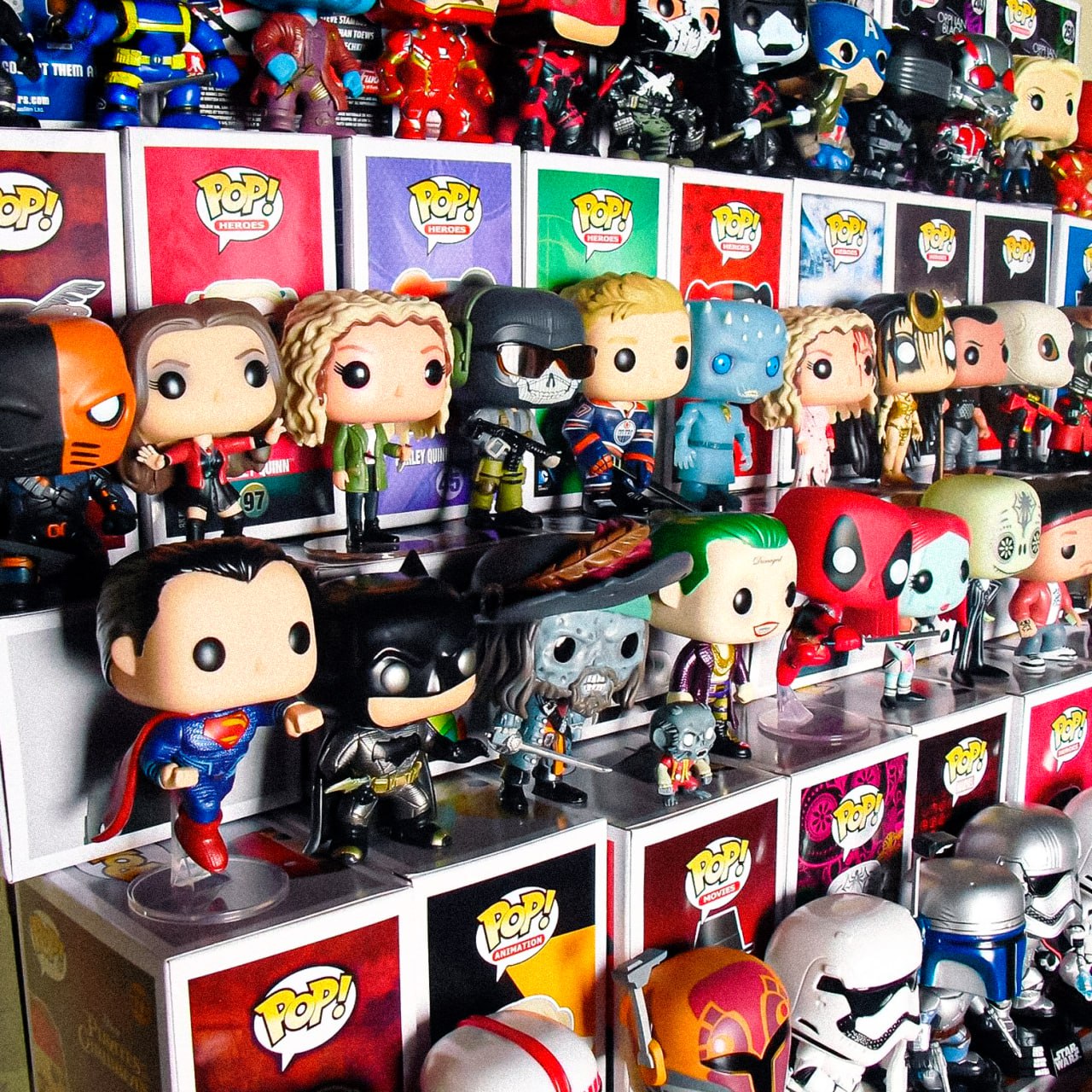 Funko Pop на грани закрытия Легендарный производитель фигурок переживает худшие времена интерес к коллекционкам стремительно падает Прибыль за год просела на 14 продажи рухнули на 20 а долги уже перевалили за 250 млн долларов Если 2026 окажется убыточным Funko попросту не выживет Единственный шанс продажа бренда конкурентам но желающих спасать компанию пока не видно конец эпохи а кто вообще их ещё покупал НМШ