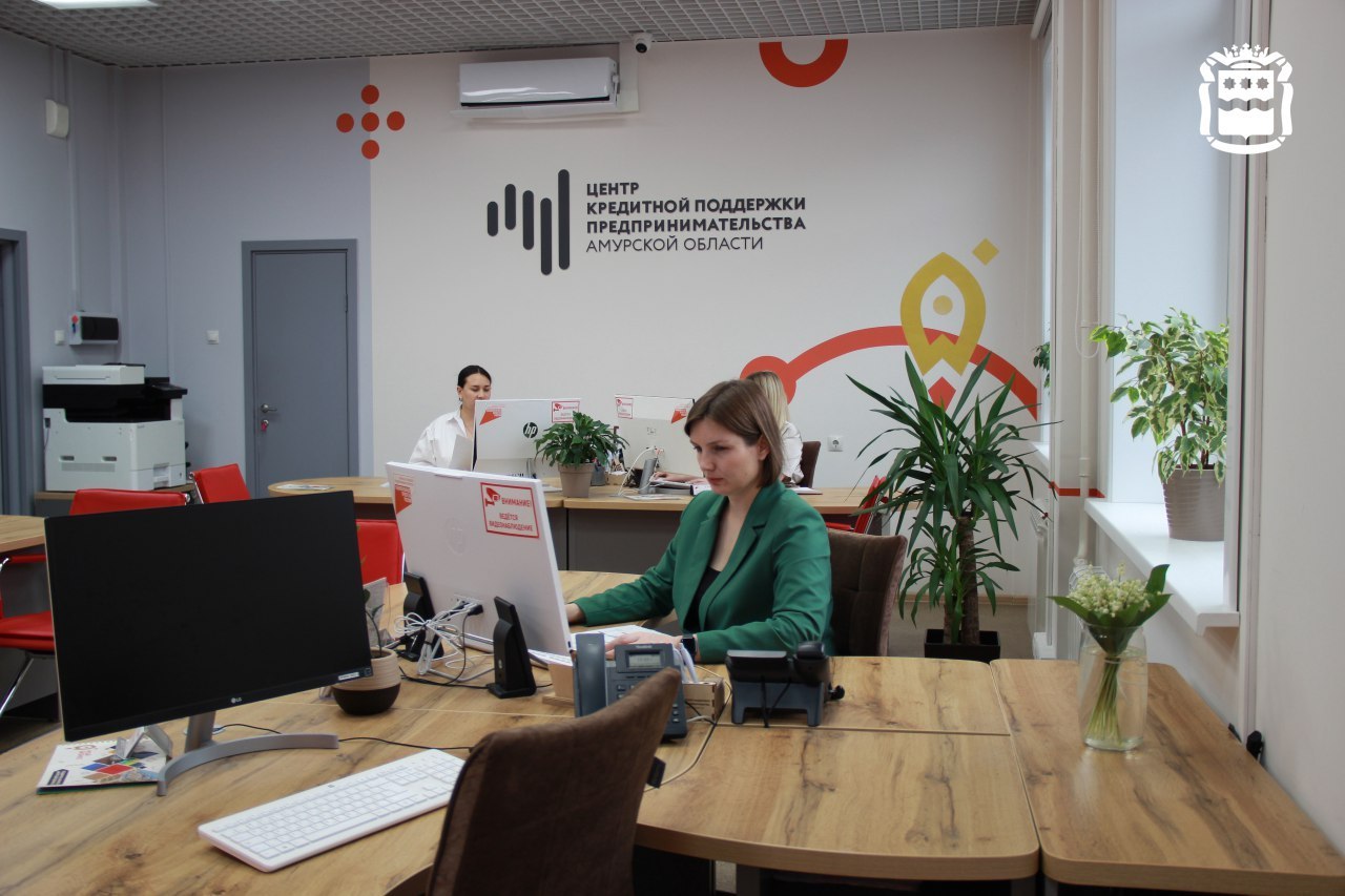 В Приамурье малому бизнесу снизили ставки по льготным кредитам с господдержкой Помощь оказывается в рамках президентского национального проекта«Эффективная и конкурентная экономика» Улучшение коснулось практически всех кредитных программ ЦКПП. «Приоритетными для экономики региона являются сферы обрабатывающего производства, растениеводства и животноводства, общественного питания, транспорта, экспорта, профессиональной научной и технической деятельности, информации и связи, а также гостиницы, туроператоры и турагенты. За первое полугодие им предоставлено почти 110 миллионов рублей, это больше 95% от общего объема выданных льготных кредитов.Теперь ставки по этой программе начинаются от 9% годовых, что ровно в два раза ниже ключевой ЦБ», - рассказала директор ЦКПП Амурской области Лилия Функнер. На инвестиции, пополнение оборотных средств и рефинансирование предприниматели «старше» 6 месяцев могут получить до 5 млн рублей под 16-18%годовых. При этом, для проектов в сфере молодежного, женского или социального предпринимательства предусмотрено дополнительное снижение до 10%. Ставки для начинающих бизнесменов «младше» двух лет - от 9% годовых на сумму до 2 млн рублей. 6-10% годовых - для развития информационных технологий или инновационных проектов. Самый минимальный процент 1% годовых - для открытия бизнеса ветеранами СВО. Напомним, что оставить заявку на получение льготного займа с господдержкой можно на цифровой платформе МСП.РФ или через сайт бизнескредит28.рф. Также специалисты ЦКПП проконсультируют по телефону 8 4162 770-730 или в благовещенском офисе по адресу ул. Амурская, 38 на 2 этаже.