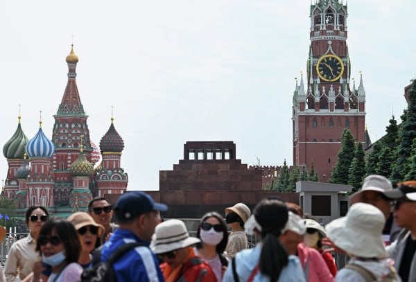 Аналитики спрогнозировали рост числа иностранных туристов в России По сравнению с прошлым летом поток желающих увеличивается на 20%. Больше всего ожидается приезжих из стран Юго-Восточной Азии Малайзия, Таиланд, Индонезия, Вьетнам , Индии, Турции и стран Персидского залива ОАЭ, Саудовская Аравия, Катар . Об этом радиостанции «Говорит Москва» сообщили в Центре стратегических разработок ЦСР . Как и в прошлые годы, наибольший приток иностранных гостей придётся на Москву и Санкт-Петербург: эти города примут этим летом около 80% всех интуристов. Интуристы по мере знакомства с Россией всё чаще рассматривают для путешествий Свердловскую, Новосибирскую, Московскую области. Повысился интерес к Камчатке, Алтаю, Татарстану, сочинскому побережью Краснодарского края, Кавказским республикам. Увеличится турпоток и в регионах Дальнего Востока. Особо можно выделить Калининградскую область: из-за повышенного спроса у наших граждан к региону иностранцам мест не хватает.