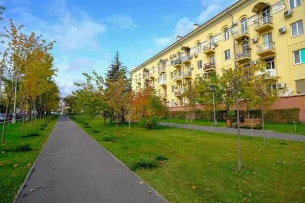 Волгоград вошел в десятку популярных направлений для отдыха в ноябре Сервис Твил ру составил список самых востребованных направлений для бронирования апартаментов в этом месяце В ноябре туристы как правило реже выбирают морские побережья для отдыха Их чаще привлекают крупные города с большим количеством экскурсий и развлекательных возможностей Отмечается что за год популярность отдыха в апартаментах выросла на 16 В список самых популярных направлений для бронирования этого вида жилья в ноябре вошли Москва 11 бронирований Санкт Петербург 10 и Казань 5 Десятое место в топе занял Волгоград Средняя стоимость ночи в апартаментах города составила 3304 рубля