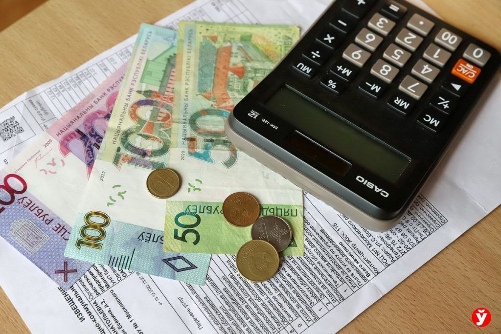 В Беларуси неработающим стали по новому считать коммуналку И вот что изменилось кардинально Раньше если в семье был неработающий повышенный тариф применялся только к его доле Остальные платили как обычно Теперь правила ужесточились Плата за ВСЮ свою недвижимость Если у вас несколько квартир платить по полному тарифу придется за все их метры Плата за ВЕСЬ объем услуг Повышенная ставка будет начисляться на полный объем потребленного отопления горячей воды и газа Льготы для соседей отменены Другие проживающие в квартире больше не могут рассчитывать на льготный тариф за свою долю