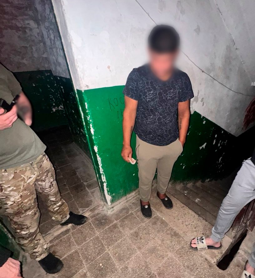  Полицейские задержали грабителя в Горловке Сотрудники отдела участковых инспекторов ОП № 3 по обслуживанию Центрально-Городского района УМВД России «Горловское» задержали мужчину 2005 года рождения, обоснованно подозреваемого в совершении грабежа. В дежурную часть отдела полиции обратился мужчина 1980 года рождения, который сообщил, что неизвестный повредил входную дверь и проник в его квартиру. Под угрозой применения насилия злоумышленник похитил денежные средства заявителя и скрылся с места преступления. В ходе оперативно-розыскных мероприятий стражи правопорядка в кратчайшие сроки установили безработного 20-летнего местного жителя, подозреваемого в совершении указанного преступления. Фигурант задержан в порядке ст. ст.91, 92 УПК РФ, в отношении него возбуждено уголовное дело по пп. «в», «г» ч. 2 ст. 161 УК РФ грабеж, совершенный с проникновением в жилище, с применением насилия, не опасного для жизни или здоровья . Фигуранту грозит наказание в виде лишения свободы на срок до 7 лет с выплатой штрафа в размере до 10 тысяч рублей.