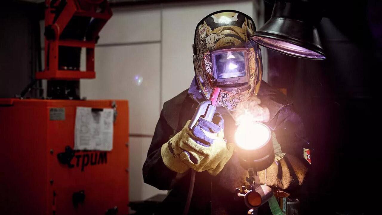 Швеи и сварщики в ближайшие 7 лет станут самыми востребованными рабочими профессиями в России По словам вице премьера Татьяны Голиковой швеи и сварщики сыграют ключевую роль в обеспечении технологического развития страны в рамках стратегии на суверенитет и импортозамещение